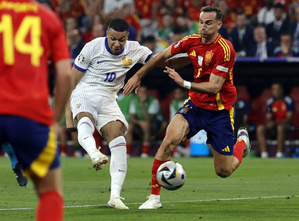 epa11468903 Kylian Mbappe of France (L) and Fabian Ruiz of Spain in action during the UEFA EURO 2024 semi-finals soccer match between Spain and France in Munich, Germany, 09 July 2024.  EPA-EFE/RONALD WITTEK