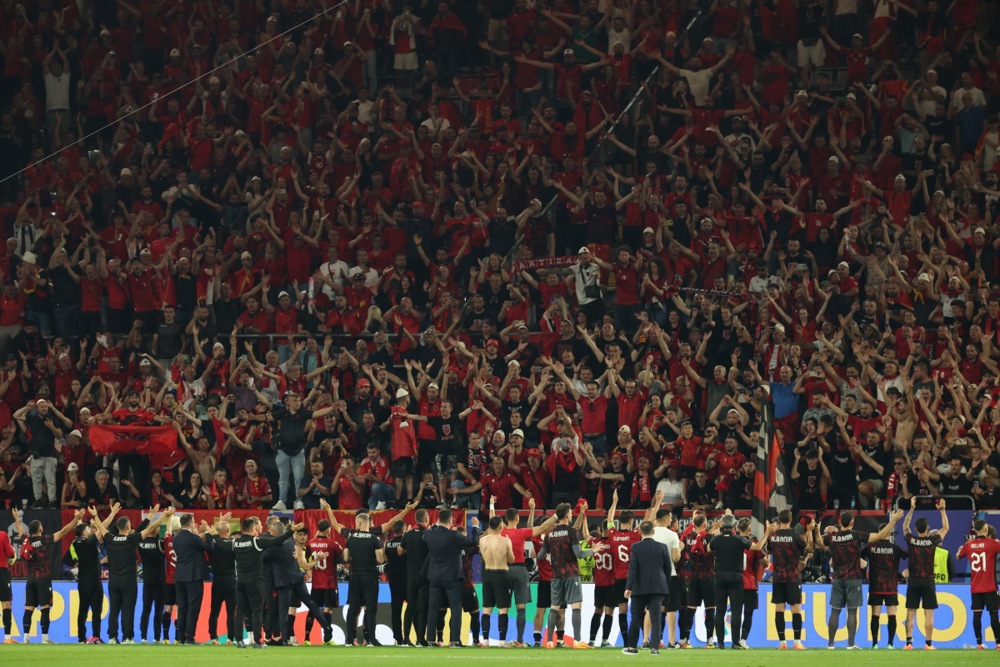 epa11435453 Albania players and staff celebrate with supporters despite losing the UEFA EURO 2024 group B soccer match between Albania and Spain, in Dusseldorf, Germany, 24 June 2024.  EPA-EFE/FRIEDEMANN VOGEL