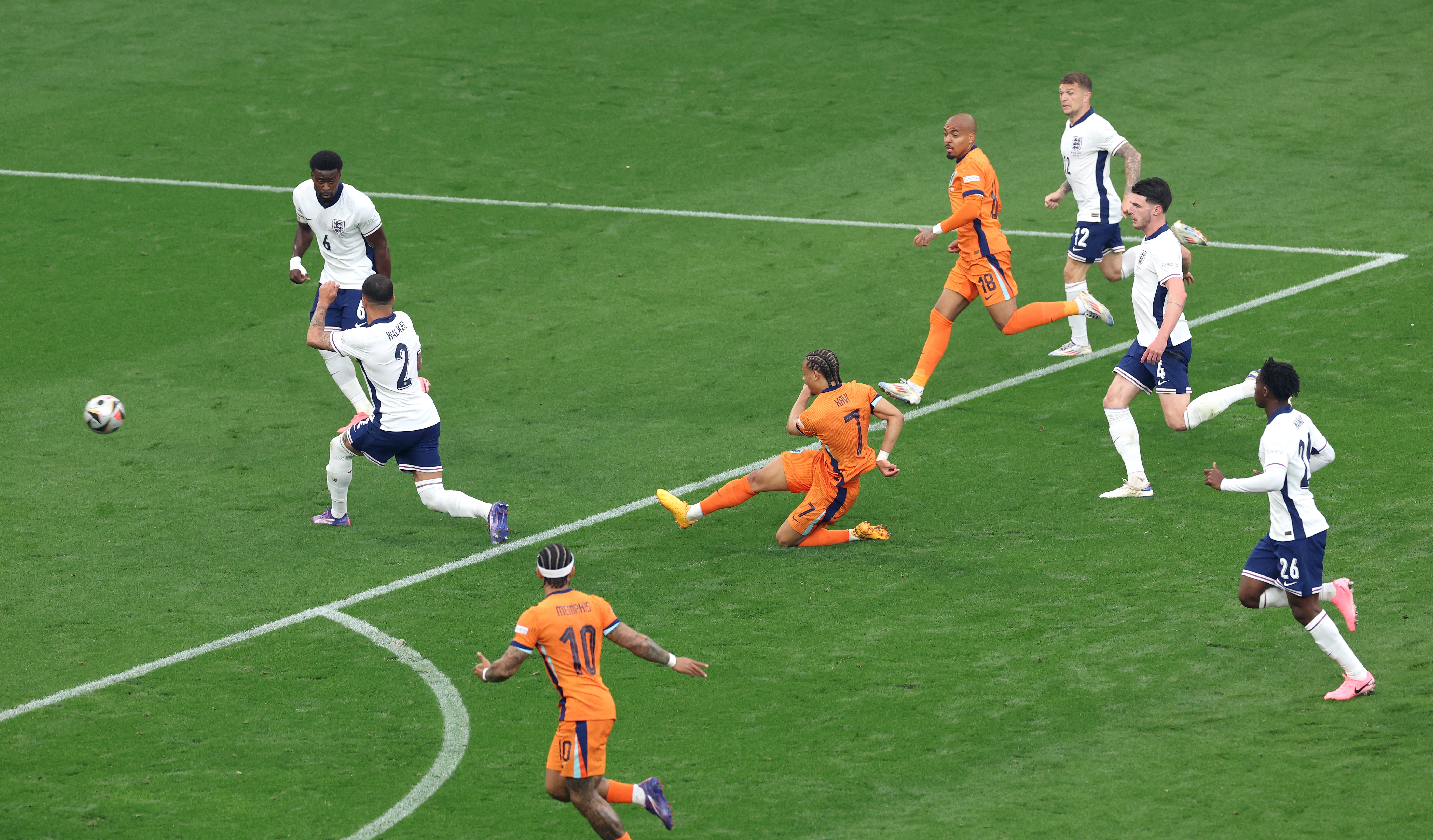epa11471007 Xavi Simons (C) of the Netherlands scores the opening goal during the UEFA EURO 2024 semi-finals soccer match between Netherlands and England, in Dortmund, Germany, 10 July 2024.  EPA-EFE/GEORGI LICOVSKI