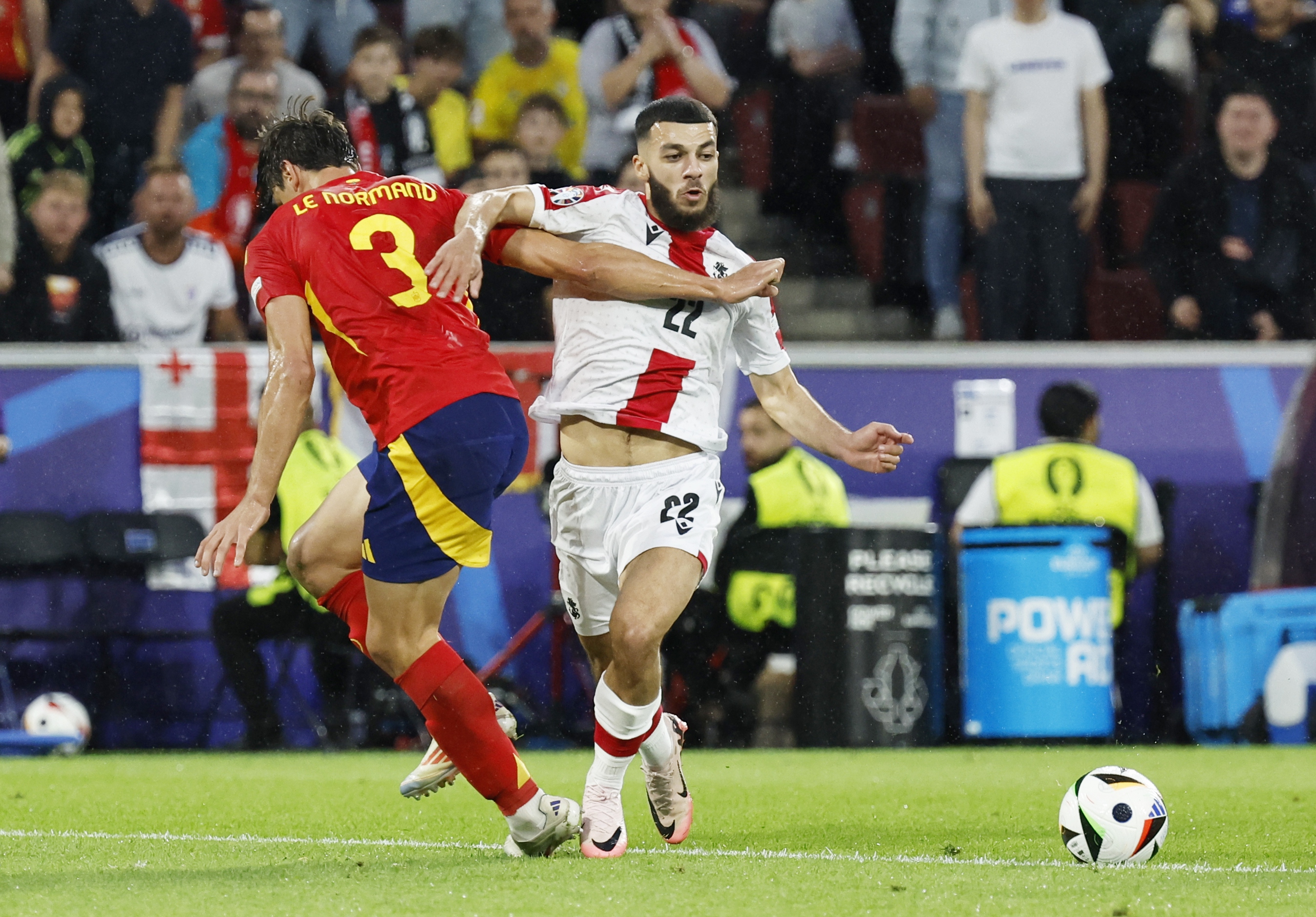 epa11448670 Robin Le Normand of Spain (L) and Georges Mikautadze of Georgia (R) in action during the UEFA EURO 2024 Round of 16 soccer match between Spain and Georgia, in Cologne, Germany, 30 June 2024.  EPA-EFE/ROBERT GHEMENT