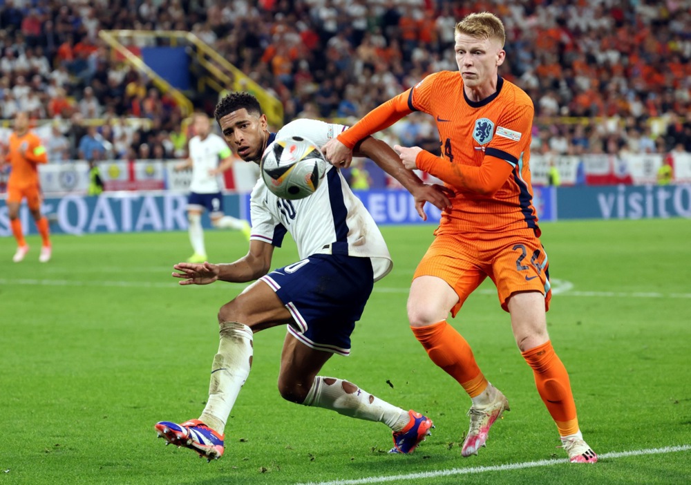epa11471372 Jude Bellingham of England (L) and Jerdy Schouten of the Netherlands in action during the UEFA EURO 2024 semi-finals soccer match between Netherlands and England, in Dortmund, Germany, 10 July 2024.  EPA-EFE/FRIEDEMANN VOGEL
