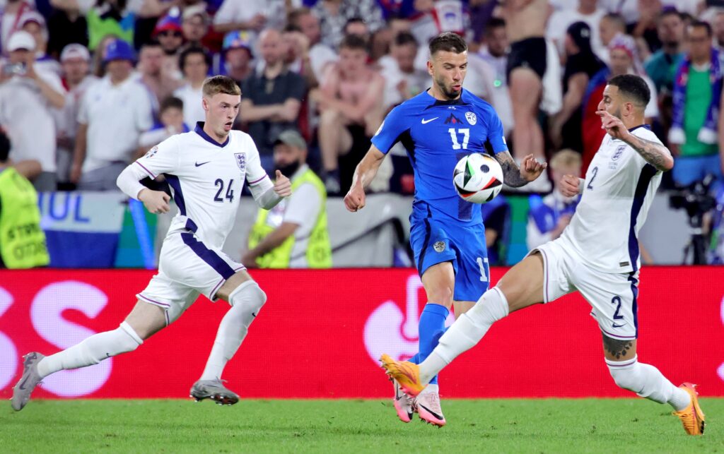 epa11437806 Cole Palmer (L) and Kyle Walker in action against Jan Mlakar (C) of Slovenia during the UEFA EURO 2024 group C soccer match between England and Slovenia, in Cologne, Germany, 25 June 2024.  EPA-EFE/OLIVIER MATTHYS