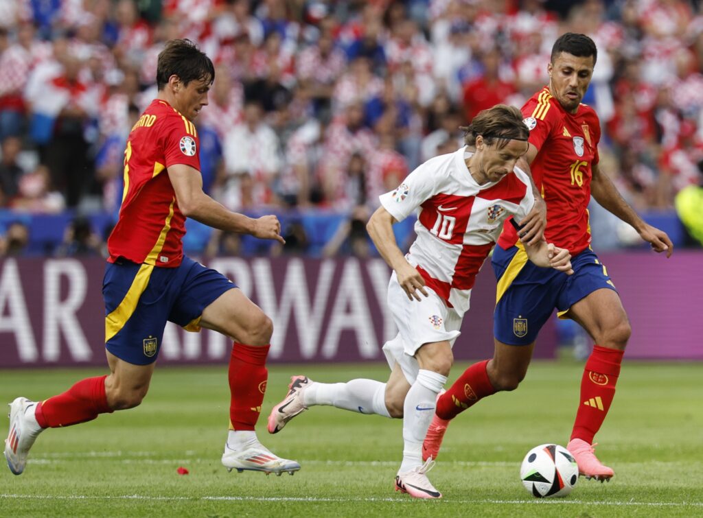 epa11412945 Luka Modric (C) of Croatia in action during the UEFA EURO 2024 group B match between Spain and Croatia in Berlin, Germany, 15 June 2024.  EPA-EFE/ROBERT GHEMENT