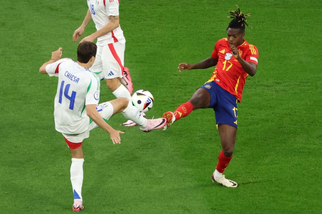 epa11426511 Nico Williams of Spain (R) in action against Federico Chiesa of Italy during the UEFA EURO 2024 group B soccer match between Spain and Italy, in Gelsenkirchen, Germany, 20 June 2024.  EPA-EFE/GEORGI LICOVSKI