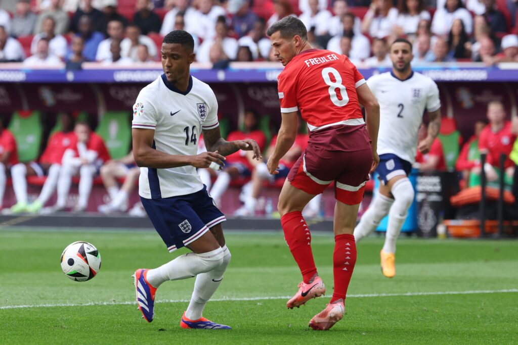 epa11462641 Ezri Konsa (L) of England and Remo Freuler of Switzerland in action during the UEFA EURO 2024 quarter-finals soccer match between England and Switzerland, in Dusseldorf, Germany, 06 July 2024.  EPA-EFE/GEORGI LICOVSKI
