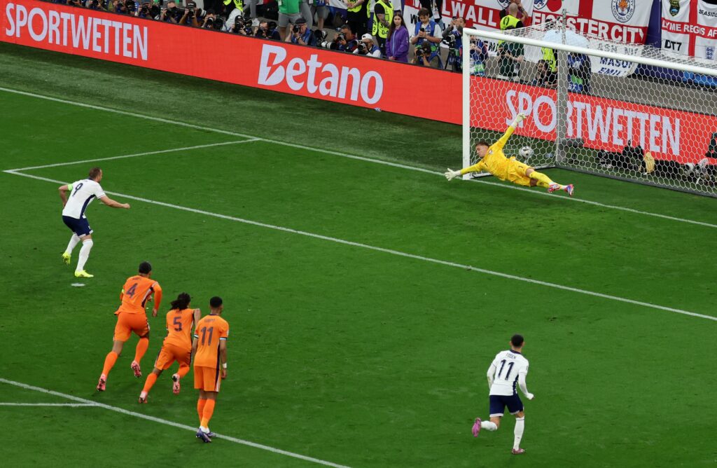 epa11471059 Harry Kane (L) of England scores the equalizer from the penalty spot during the UEFA EURO 2024 semi-finals soccer match between the Netherlands and England, in Dortmund, Germany, 10 July 2024.  EPA-EFE/MOHAMED MESSARA