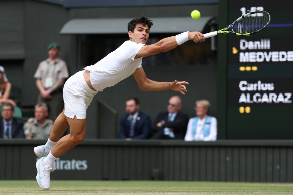 epa11473984 Carlos Alcaraz of Spain in action during his Men's Singles semifinal match against Daniil Medvedev of Russia at the Wimbledon Championships, Wimbledon, Britain, 12 July 2024.  EPA-EFE/NEIL HALL  EDITORIAL USE ONLY