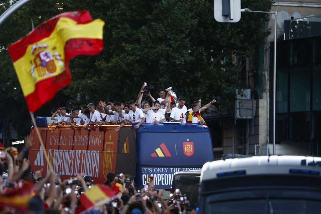 epa11480506 Players of Spain celebrate the UEFA EURO 2024 victory along the streets of Madrid, Spain, 15 July 2024. Spain defeated England by 2-1 in the final of the 2024 European Championship in Germany on 14 July 2024.  EPA-EFE/Rodrigo Jimenez