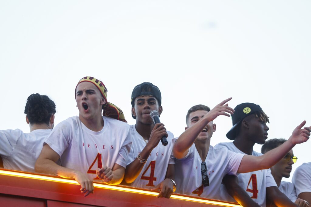 epa11480510 Players of Spain celebrate the UEFA EURO 2024 victory along the streets of Madrid, Spain, 15 July 2024. Spain defeated England by 2-1 in the final of the 2024 European Championship in Germany on 14 July 2024.  EPA-EFE/Rodrigo Jimenez