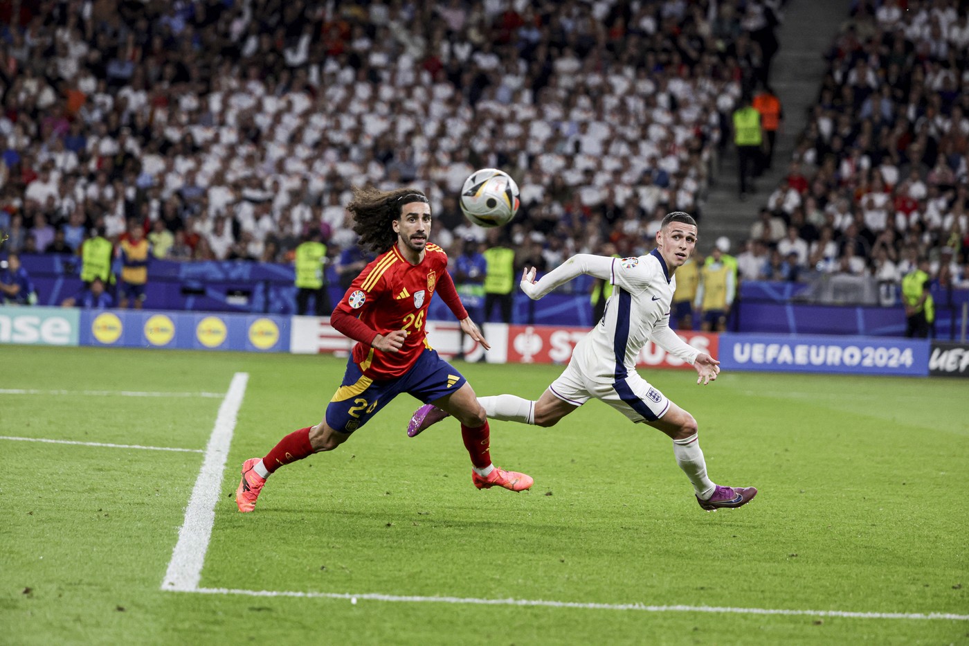 24 Cucurella Saseta Marc CUCURELLA Defender et 11 Foden Philip FODEN Midfield,Image: 889817843, License: Rights-managed, Restrictions: , Model Release: no, Credit line: ELYxandro Cegarra / Panoramic / Bestimage / Profimedia