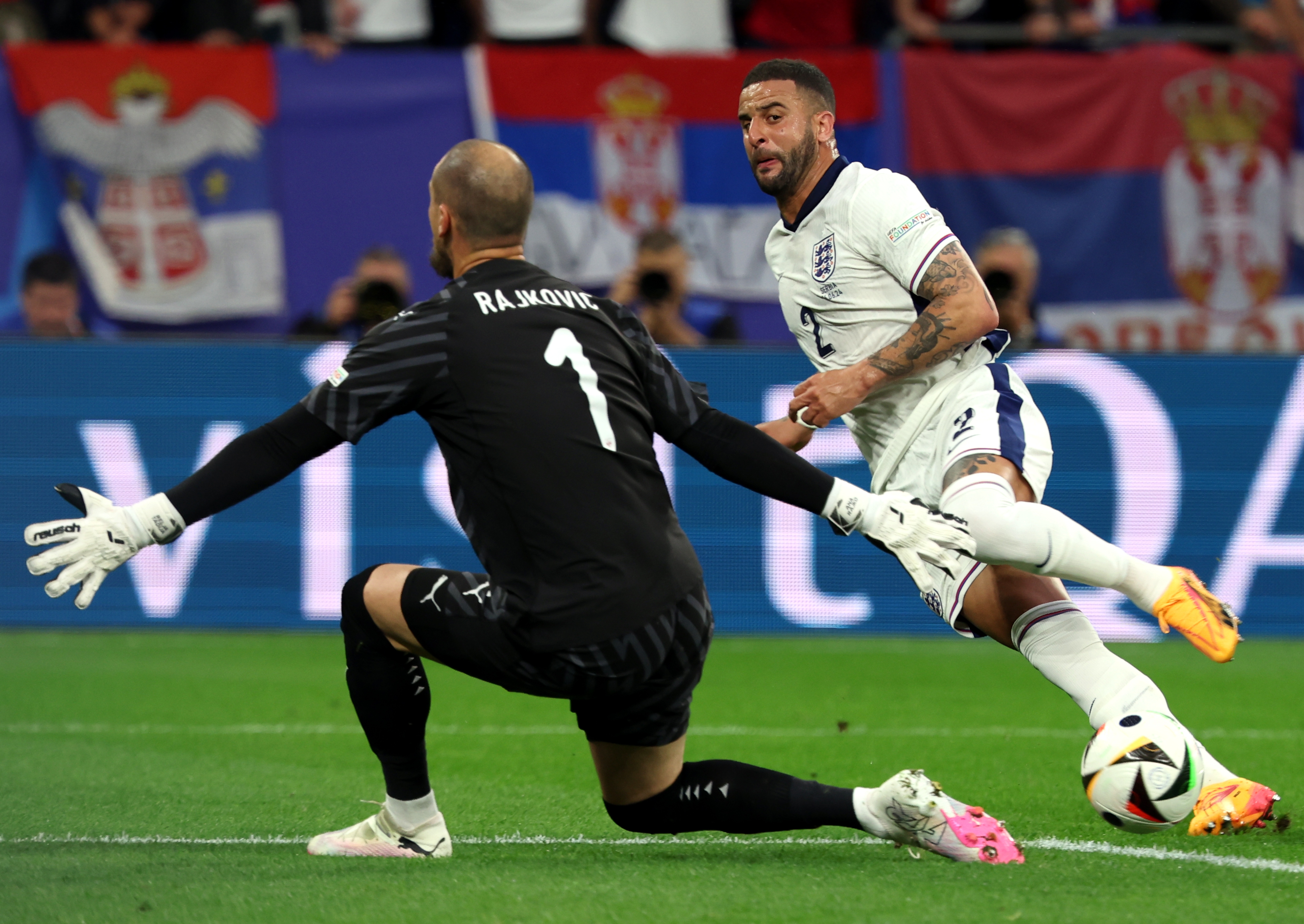 epa11416191 Kyle Walker of England (R) tries to score against goalkeeper Predrag Rajkovic of Serbia during the UEFA EURO 2024 group C match between Serbia and England in Gelsenkirchen, Germany, 16 June 2024.  EPA-EFE/CHRISTOPHER NEUNDORF