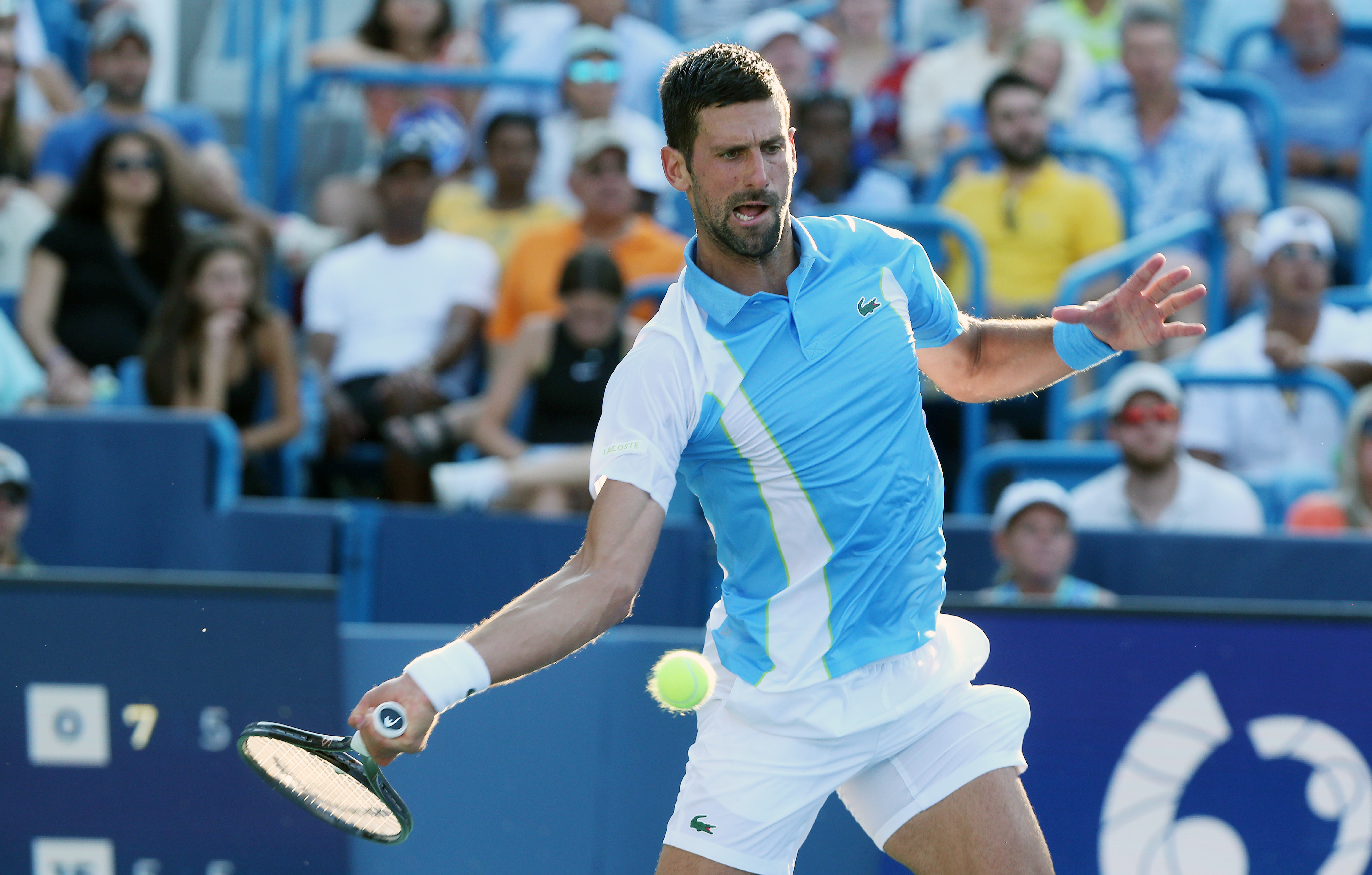 epa10811119 Novak Djokovic of Serbia returns volley against Carlos Alcaraz of Spain during the final round of the Western and Southern Open at the Lindner Family Tennis Center in Mason, Ohio, USA, 20 August 2023.  EPA-EFE/MARK LYONS