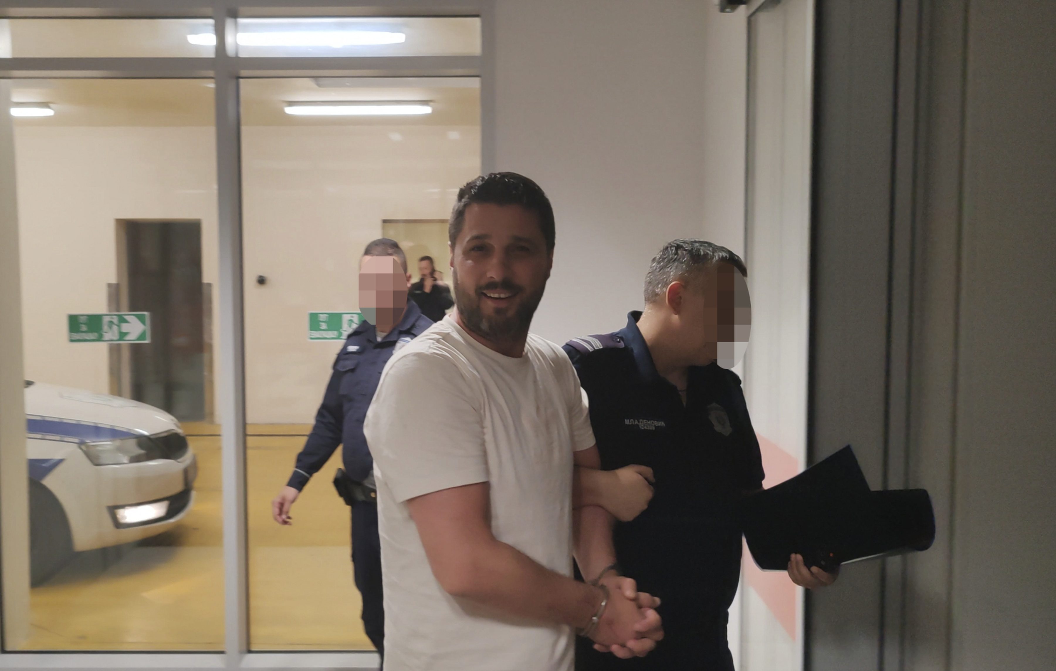 Marko Miljkovic leaves the Emergency Center with handcuffs and the police take him away.Marko Miljkovic izlazi iz Urgentnog centra sa lisicama na rukama i policija ga odvozi.