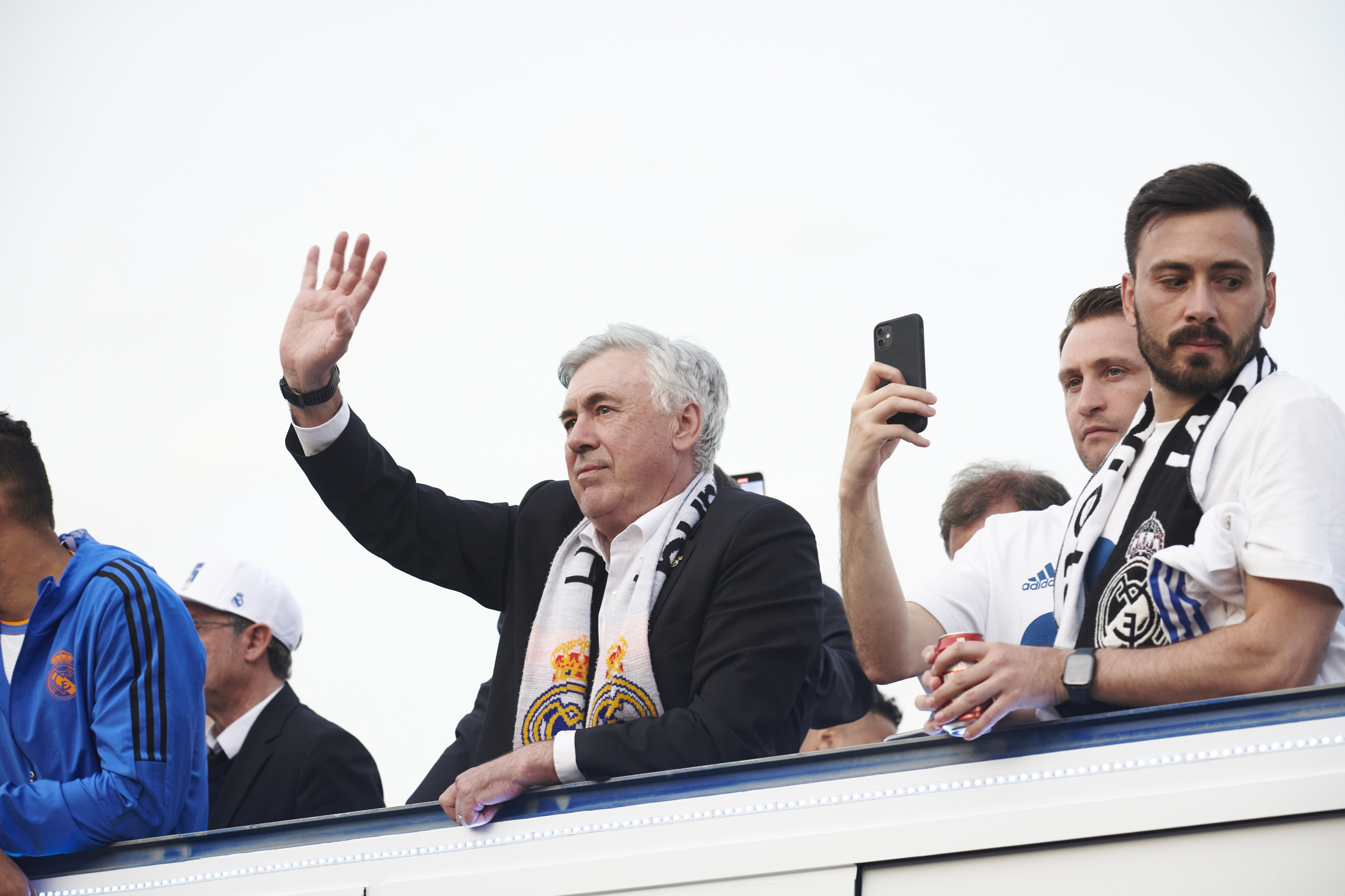 epa09919324 Real Madrid's coach Carlo Ancelotti (C) celebrates with the fans at the Plaza Cibeles as the team won the 35th Spanish LaLiga title, in Madrid, Spain, 30 April 2022.  EPA-EFE/Luca Piergiovanni