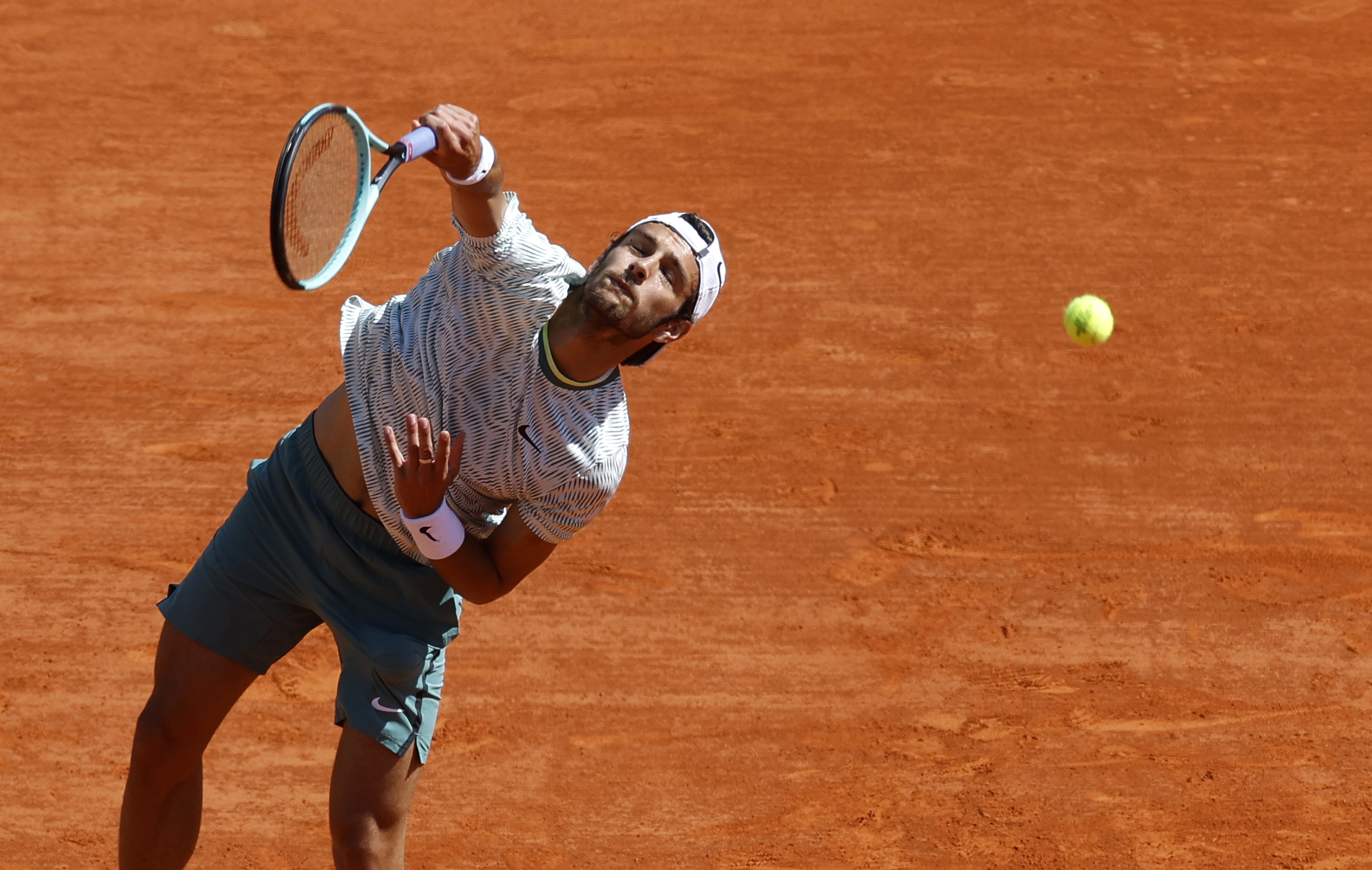 epa11272499 Lorenzo Musetti of Italy serves during his Round of 16 match against Novak Djokovic of Serbia at the ATP Monte Carlo Masters tennis tournament in Roquebrune Cap Martin, France, 11 April 2024.  EPA-EFE/SEBASTIEN NOGIER