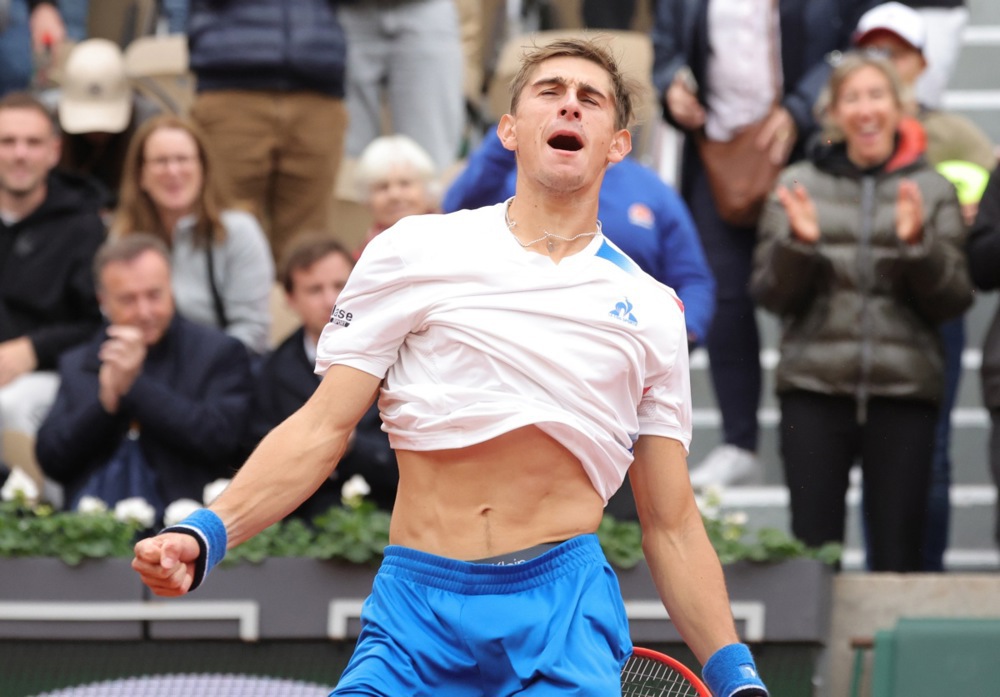 epa11381826 Matteo Arnaldi of Italy celebrates winning his men's singles third round match against Andrey Rublev of Russia at the French Open Grand Slam tennis tournament at Roland Garros in Paris, France, 31 May 2024.  EPA-EFE/TERESA SUAREZ