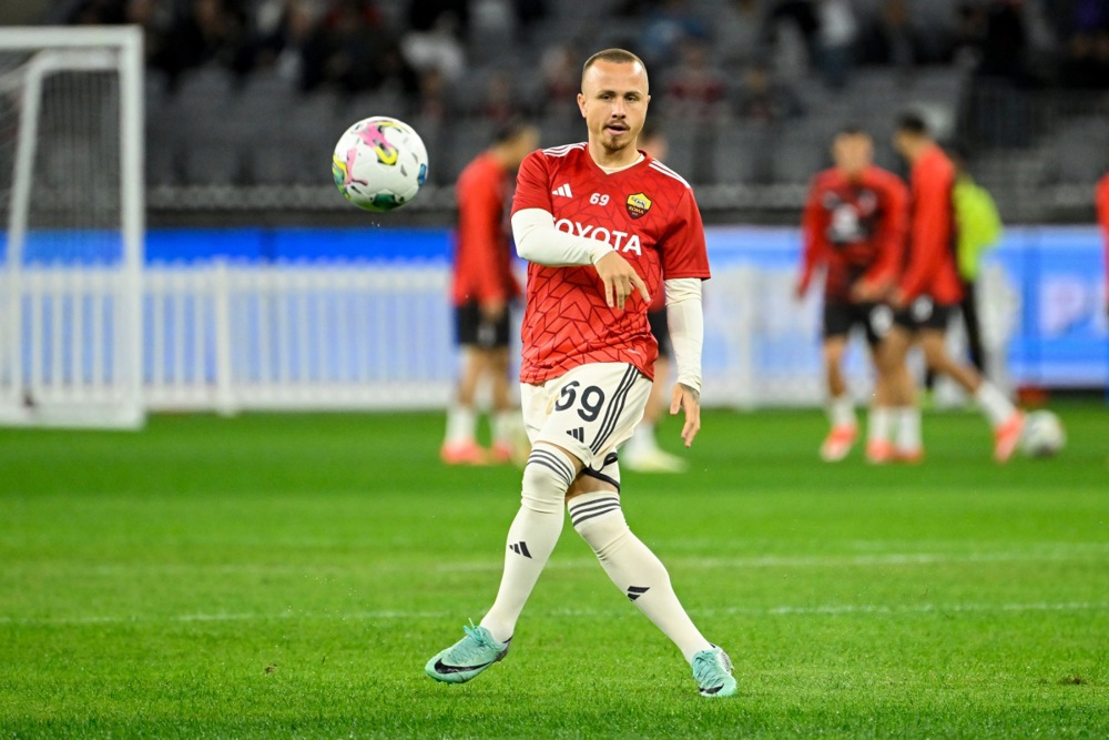 epa11381363 Angelino of AS Roma warms up ahead of the soccer friendly match between AC Milan and AS Roma, in Perth, Australia, 31 May 2024.  EPA-EFE/STEFAN GOSATTI AUSTRALIA AND NEW ZEALAND OUT
