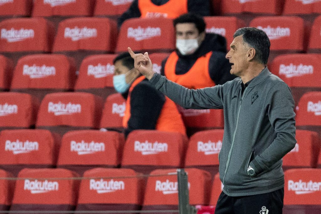 epa08910180 Eibar's head coach Jose Luis Mendilibar gives instructions to his players during the Primera Division LaLiga match held between FC Barcelona and Eibar at the Camp Nou in Barcelona, Spain, 29 December 2020.  EPA-EFE/Alejandro Garcia