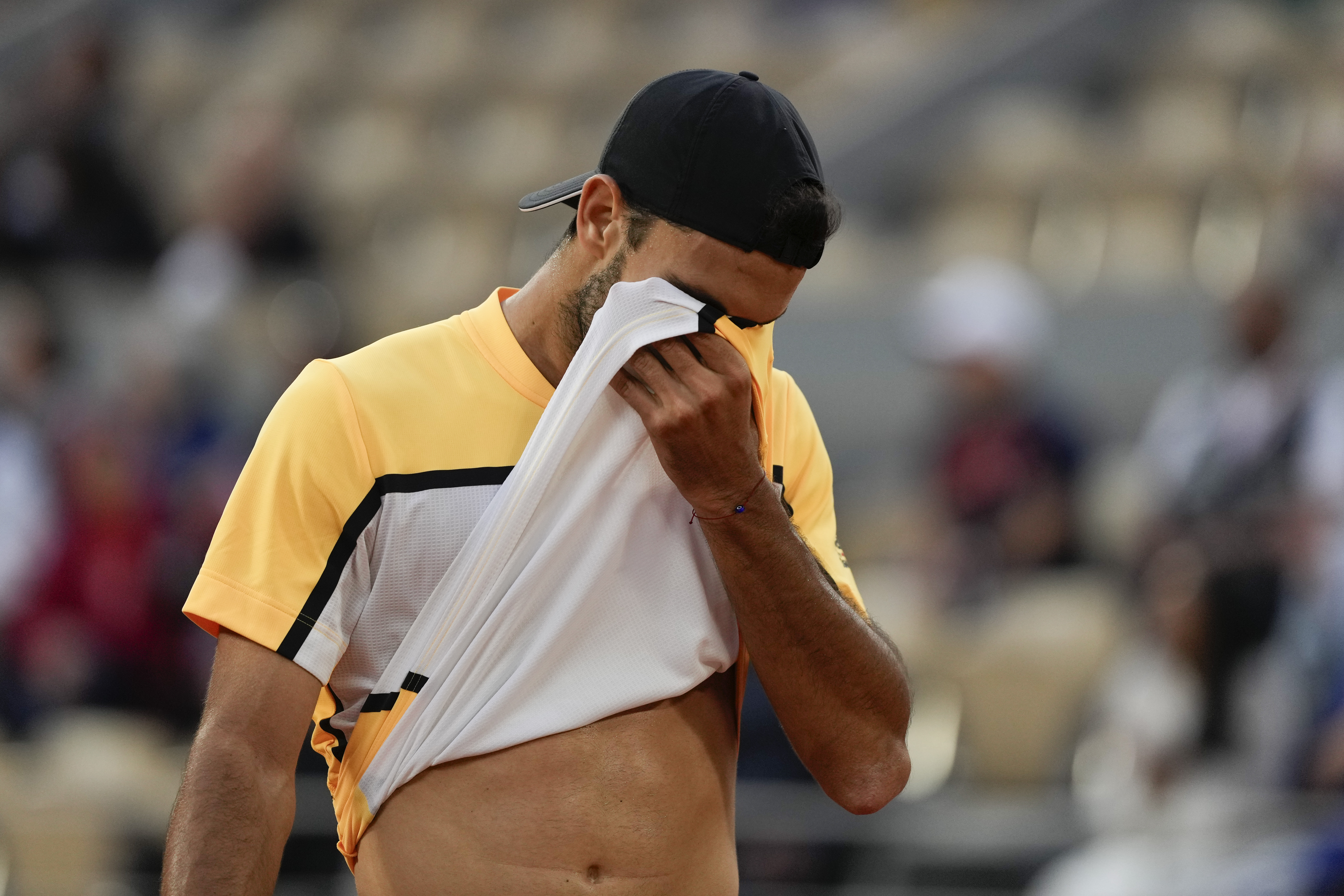Argentina's Francisco Cerundolo wipes the sweat off his face during his fourth round match of the French Open tennis tournament against Argentina's Francisco Cerundolo at the Roland Garros stadium in Paris, Monday, June 3, 2024. (AP Photo/Thibault Camus)