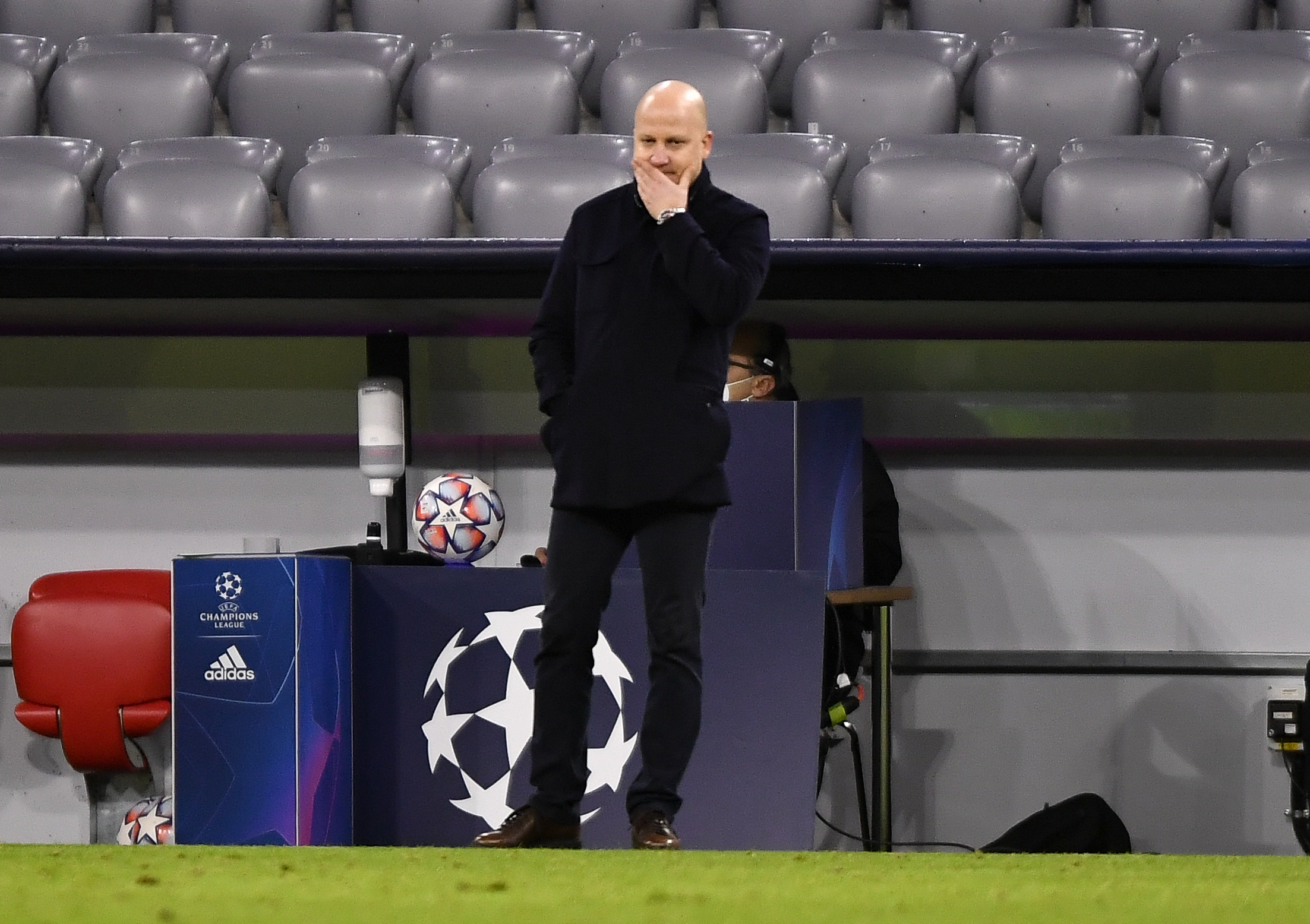 epa08873474 Lokomotiv's head coach Marko Nikolic reacts during the UEFA Champions League group A soccer match between Bayern Munich and Lokomotiv Moscow in Munich, Germany, 09 December 2020.  EPA-EFE/Lukas Barth-Tuttas