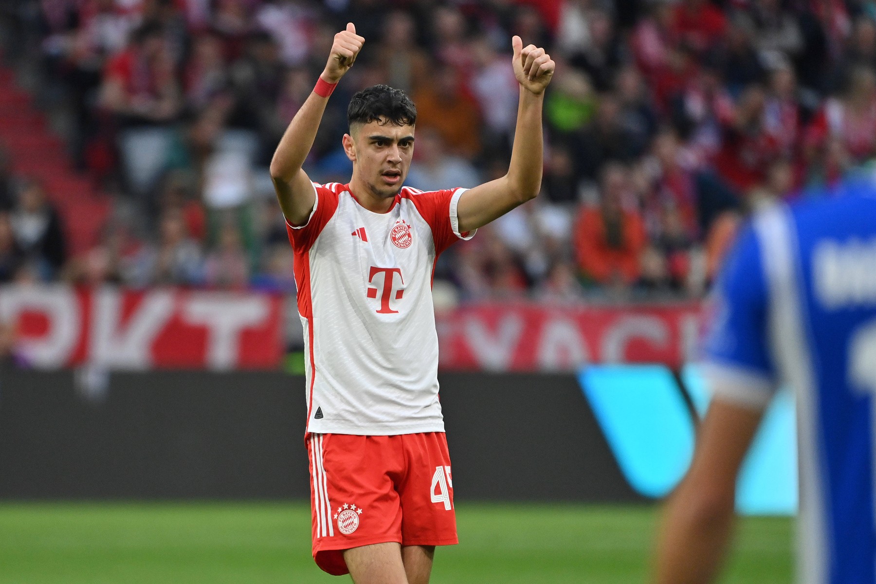 Aleksandar PAVLOVIC (Bayern Muenchen), thumb up. Aktion,Einzelbild,angeschnittenes Einzelmotiv,Halbfigur,halbe Figur. Fu