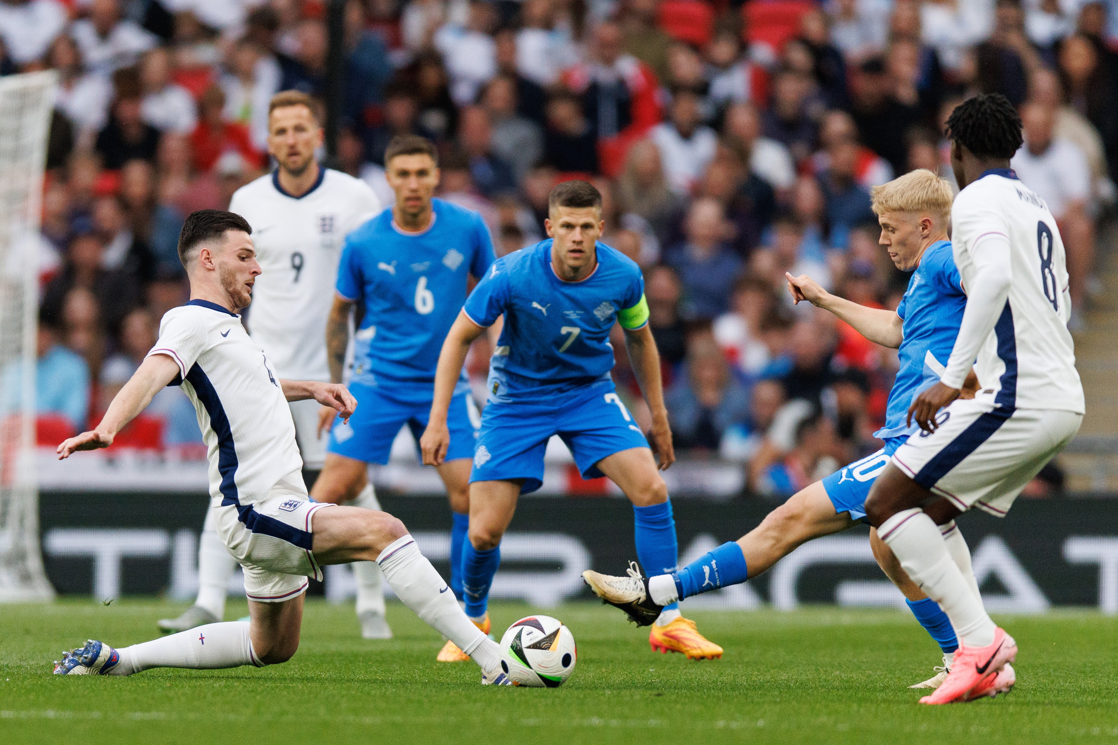 epa11396609 Declan Rice of England in action against Hakon Arnar Haraldsson of Iceland during the friendly international soccer match between England and Iceland in London, Britain, 07 June 2024.  EPA-EFE/TOLGA AKMEN