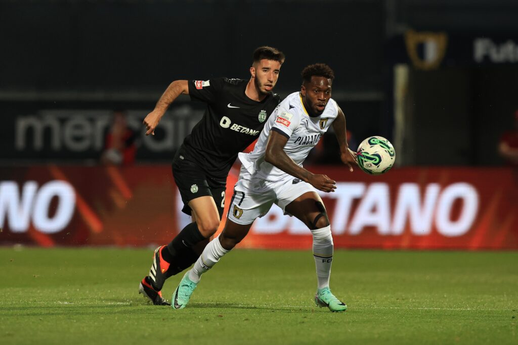 epa11283097 Famalicao's Puma Rodriguez (R) in action against Sporting's Goncalo Inacio during the Liga Portugal soccer match between FC Famalicao and Sporting in Vila Nova de Famalicao, Portugal, 16 April 2024.  EPA-EFE/ESTELA SILVA