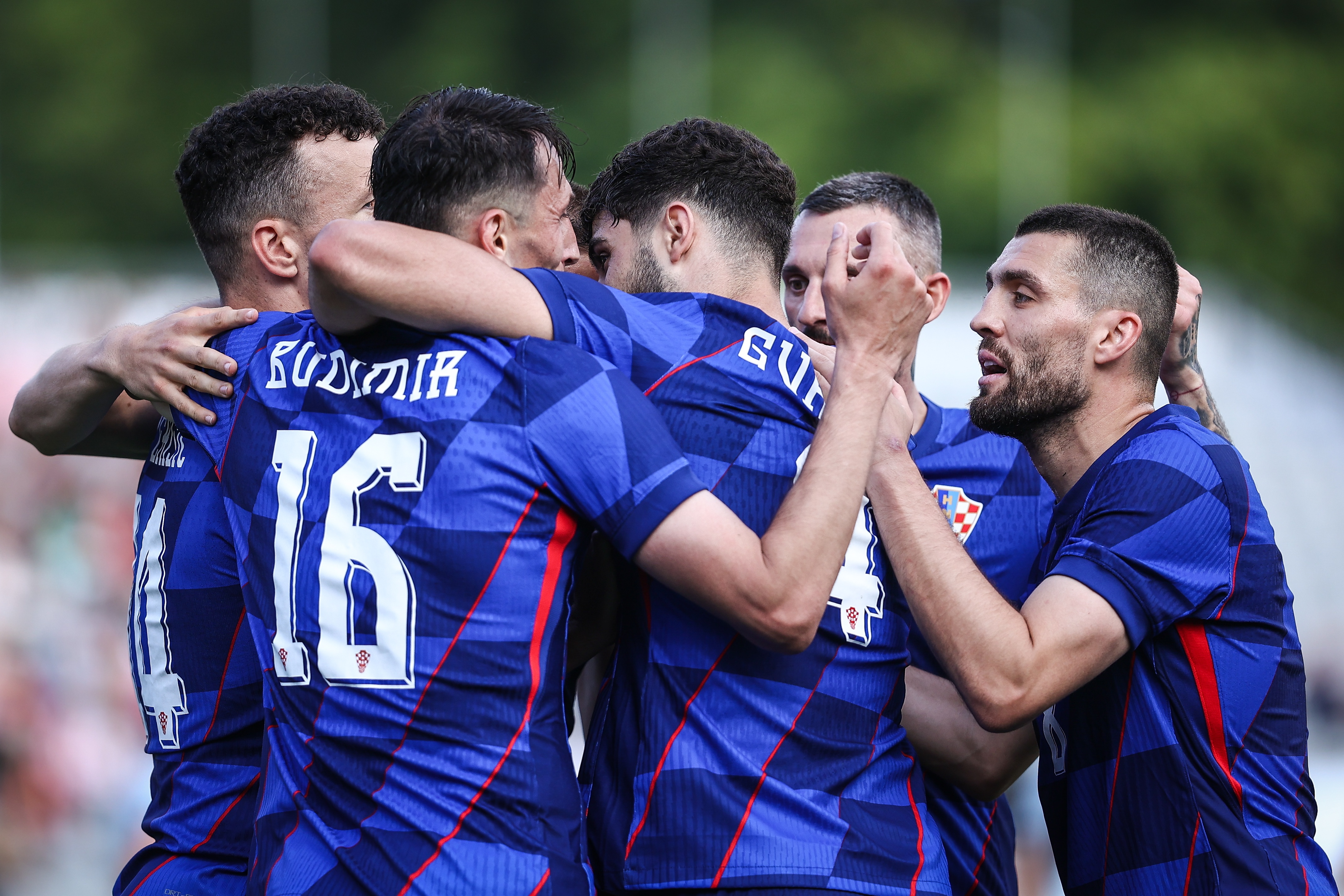 epa11398357 Croatia player Ante Budimir (2 -L) celebrates with his teammates after scoring a goal during the international friendly soccer match Portugal vs Croatia, in Oeiras, Portugal, 08 June 2024.  EPA-EFE/RODRIGO ANTUNES