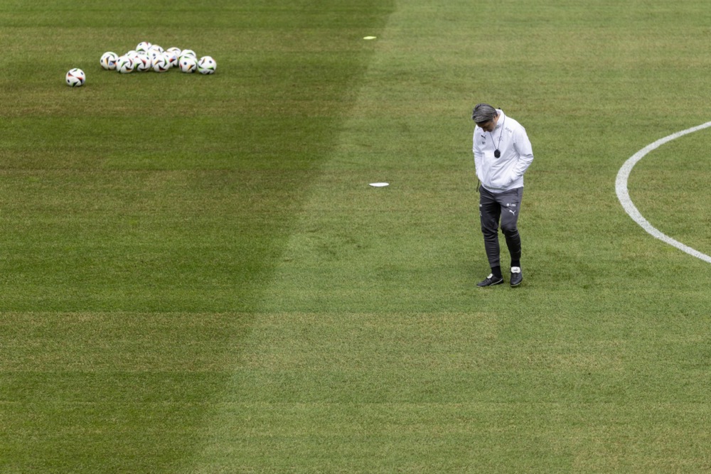 epa11403487 Switzerland head coach Murat Yakin attends during a training session of the national team in Stuttgart, Germany, 11 June 2024. The Swiss national soccer team will be based in Stuttgart during the UEFA EURO 2024.  EPA-EFE/PETER KLAUNZER