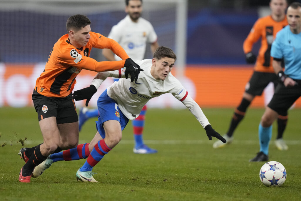 Shakhtar's Heorhiy Sudakov, left, tries to stop Barcelona's Gavi during the Champions League Group H soccer match between Shakhtar Donetsk and Barcelona, at the Volksparkstadion in Hamburg, Germany, Tuesday, Nov. 7, 2023. (AP Photo/Matthias Schrader)
