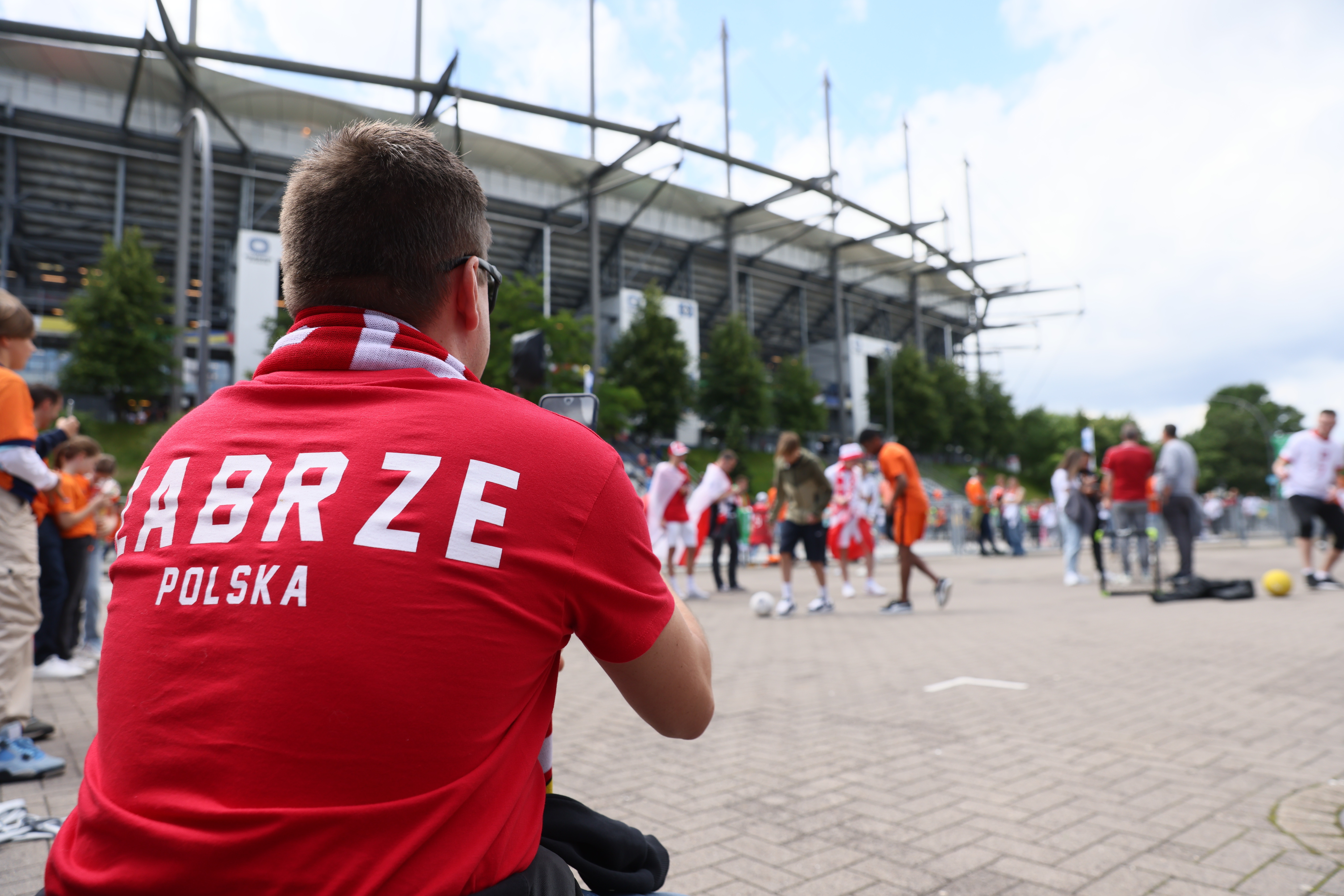 epa11414845 Poland supporters cheer outside the venue ahead of the UEFA EURO 2024 group D soccer match between Poland and the Netherlands, in Hamburg, Germany, 16 June 2024.  EPA-EFE/Leszek Szymanski POLAND OUT