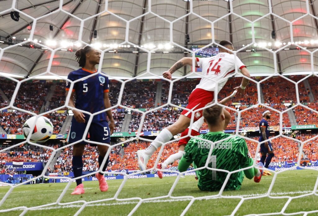 epa11415322 Netherlands goalkeeper Bart Verbruggen (bottom R) conceded the 1-0 opening goal during the UEFA EURO 2024 group D match between Poland and Netherlands, in Hamburg, Germany, 16 June 2024.  EPA-EFE/ROBERT GHEMENT