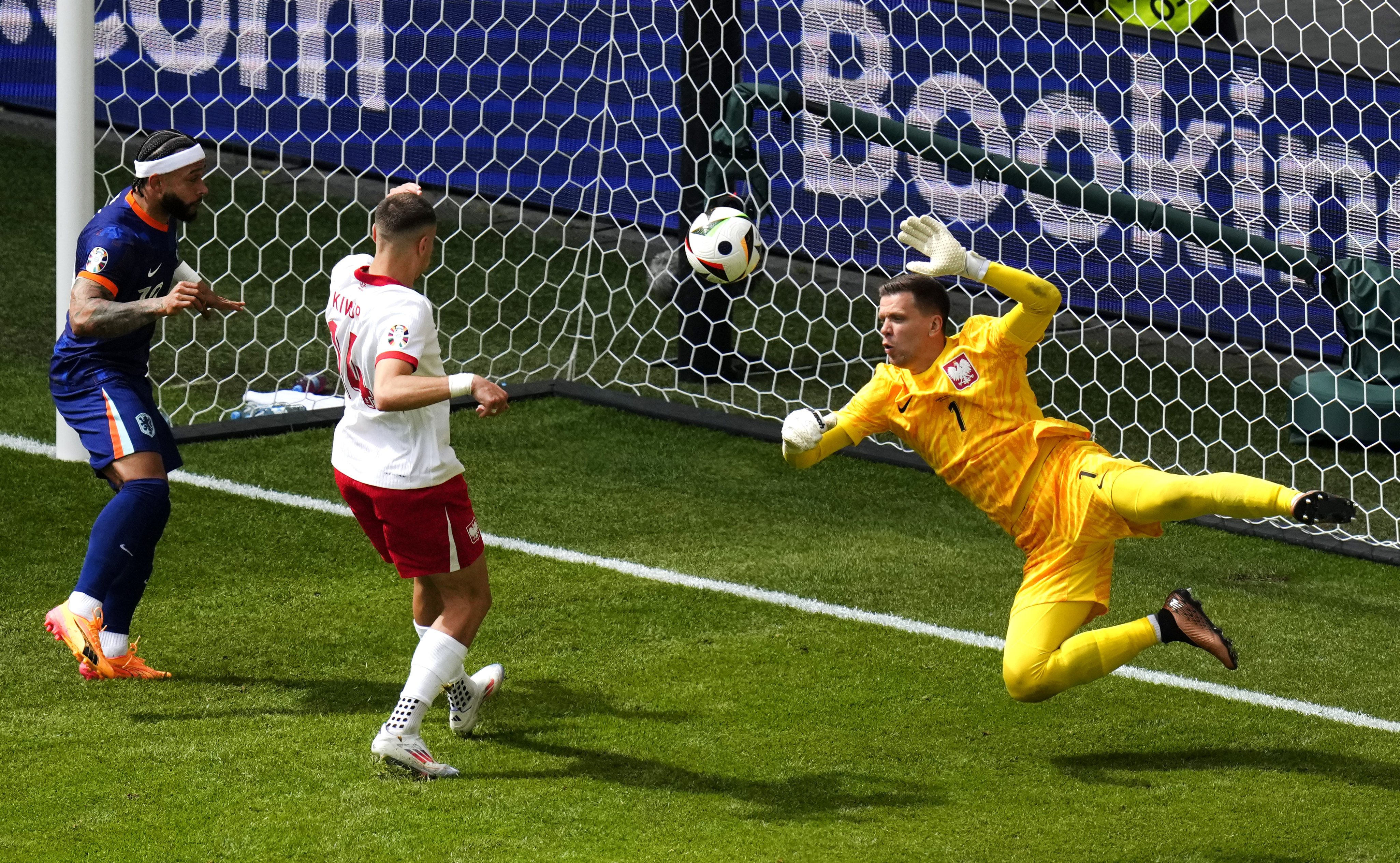 Poland's goalkeeper Wojciech Szczesny makes a save during a Group D match between Poland and the Netherlands at the Euro 2024 soccer tournament in Hamburg, Germany, Sunday, June 16, 2024. (AP Photo/Petr Josek)