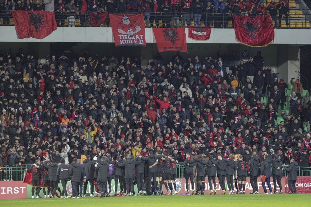 epa10981308 Albania soccer team celebrate with fans after  the UEFA EURO 2024 Group E qualification match between Moldova and Albania in Chisinau, Moldova, 17 November 2023.  EPA-EFE/DUMITRU DORU