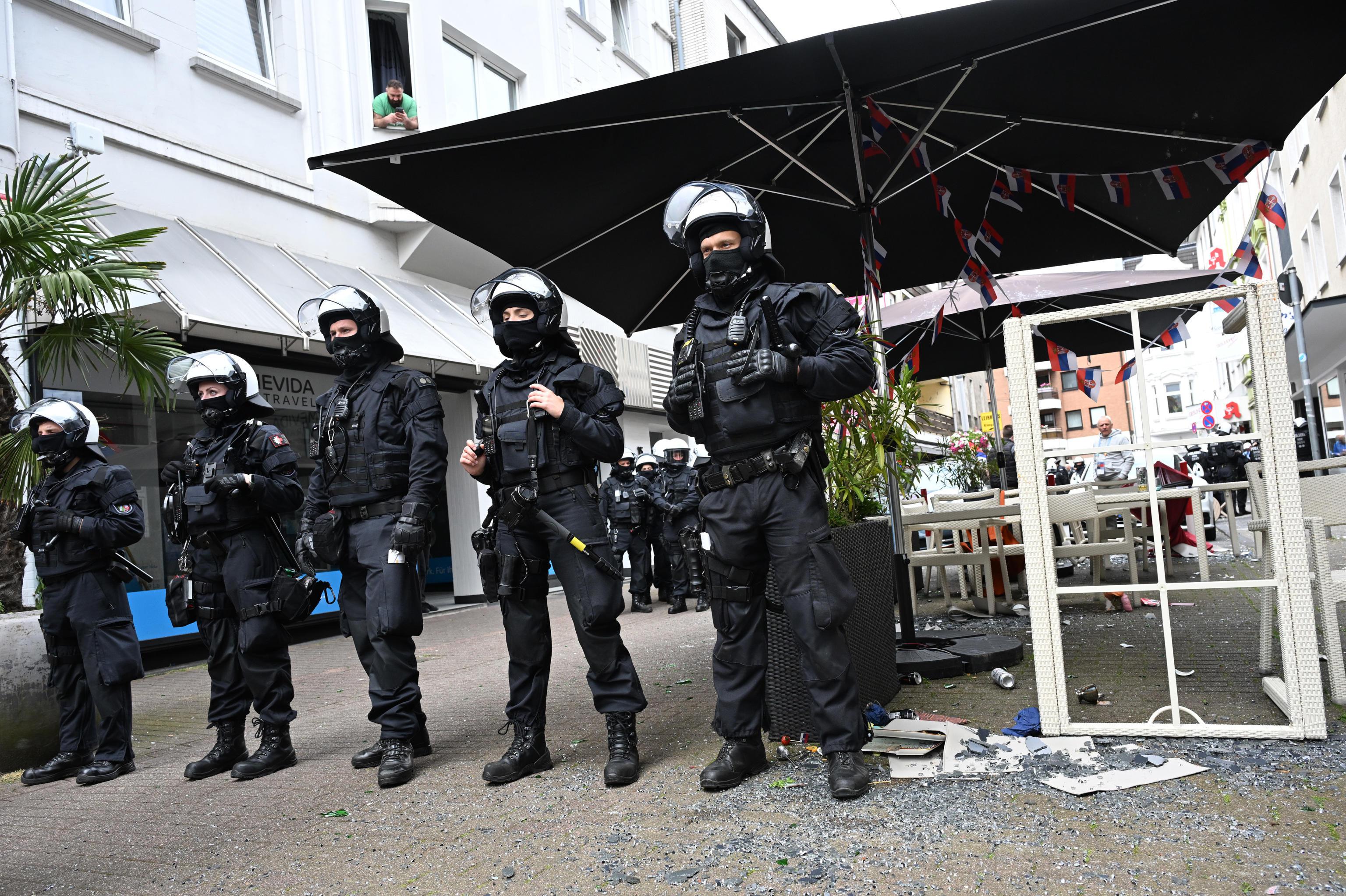 epa11415905 Riot police separates clashing England and Serbia supporters downtown ahead of the UEFA EURO 2024 group C soccer match between Serbia and England, in Gelsenkirchen, Germany, 16 June 2024.  EPA-EFE/Daniel Dal Zennaro