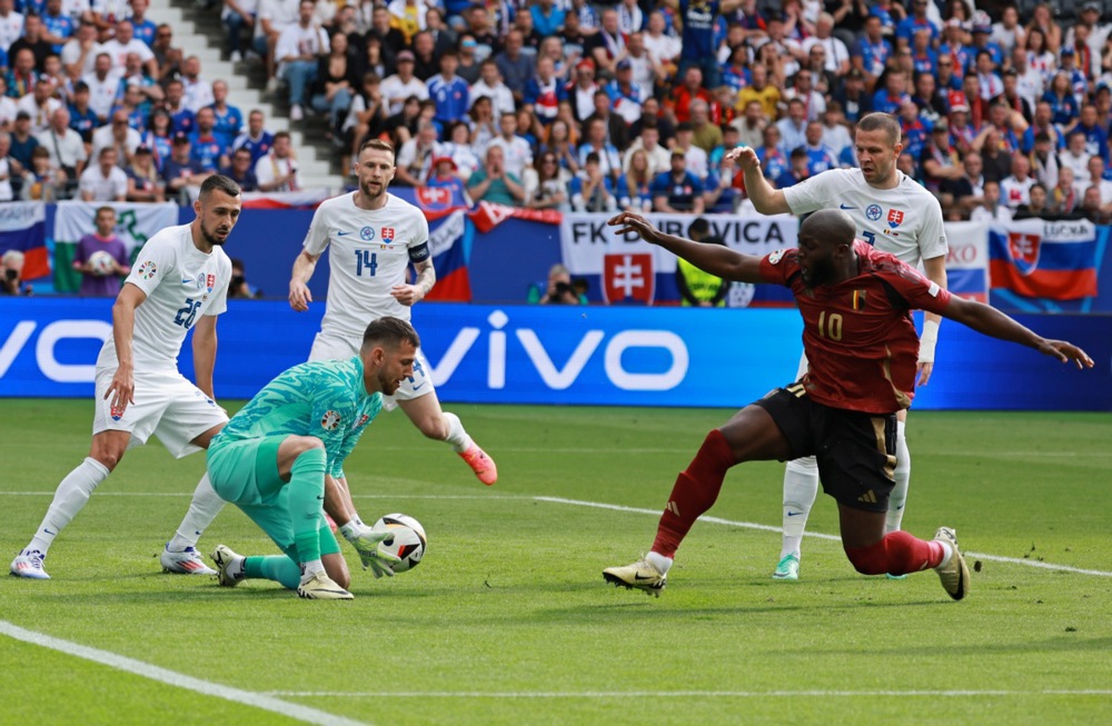 epa11418117 Slovakia goalkeeper Martin Dubravka (L) saves a shot from Romelu Lukaku (R) during the UEFA EURO 2024 group E match between Belgium and Slovakia, in Frankfurt Main, Germany, 17 June 2024.  EPA-EFE/CLEMENS BILAN