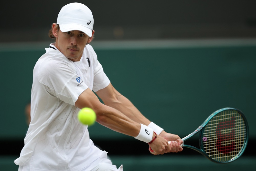 epa11466605 Alex de Minaur of Australia in action during his Men's Singles 4th round match against Arthur Fils of France at the Wimbledon Championships, Wimbledon, Britain, 08 July 2024.  EPA-EFE/ADAM VAUGHAN   EDITORIAL USE ONLY