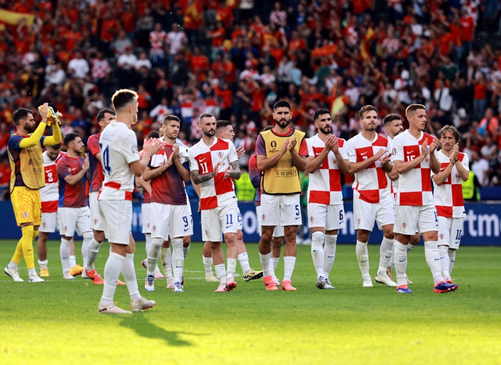 epa11413299 Croatian players applaud to fans after losing  the UEFA EURO 2024 group B match between Spain and Croatia in Berlin, Germany, 15 June 2024.  EPA-EFE/CLEMENS BILAN