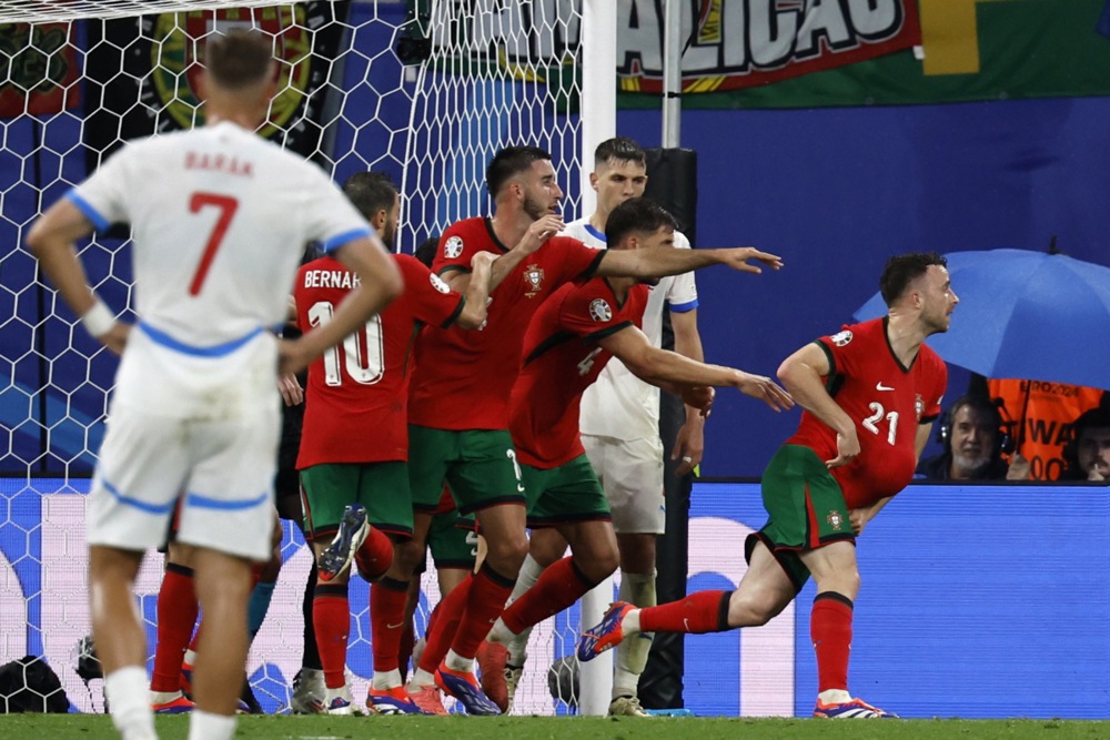 epa11421105 Diogo Jota of Portugal (R) celebrates a goal that was later disallowed by a VAR decision during the UEFA EURO 2024 group F match between Portugal and the Czech Republic, in Leipzig, Germany, 18 June 2024.  EPA-EFE/ROBERT GHEMENT