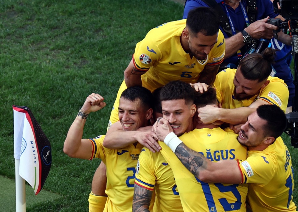 epa11417889 Players of Romania celebrate after scoring the 3-0 the UEFA EURO 2024 Group E soccer match between Romania and Ukraine, in Munich Germany, 17 June 2024.  EPA-EFE/ANNA SZILAGYI