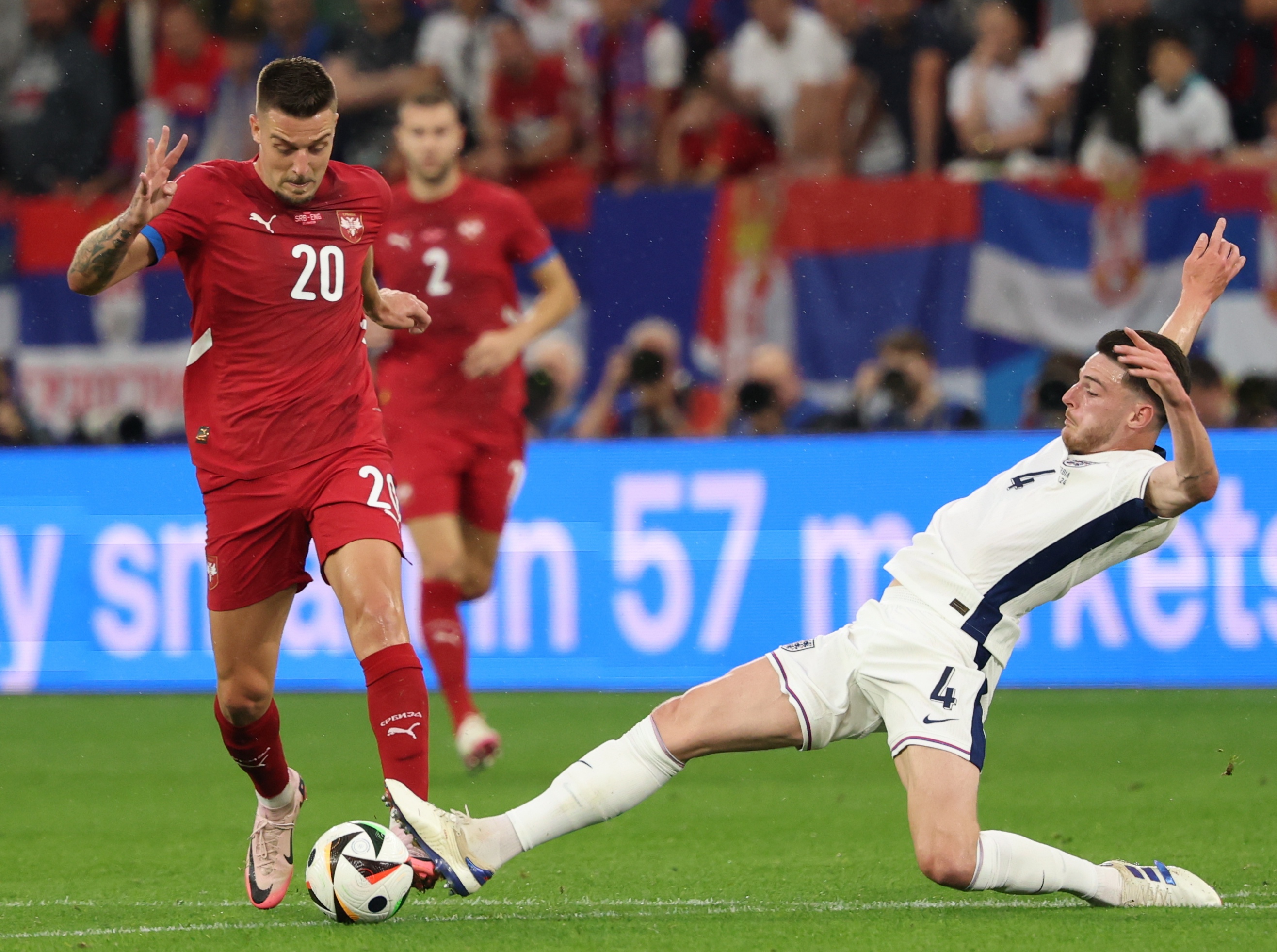 epa11416193 Sergej Milinkovic Savic (L) of Serbia in action against Declan Rice of England during the UEFA EURO 2024 group C match between Serbia and England in Gelsenkirchen, Germany, 16 June 2024.  EPA-EFE/FRIEDEMANN VOGEL