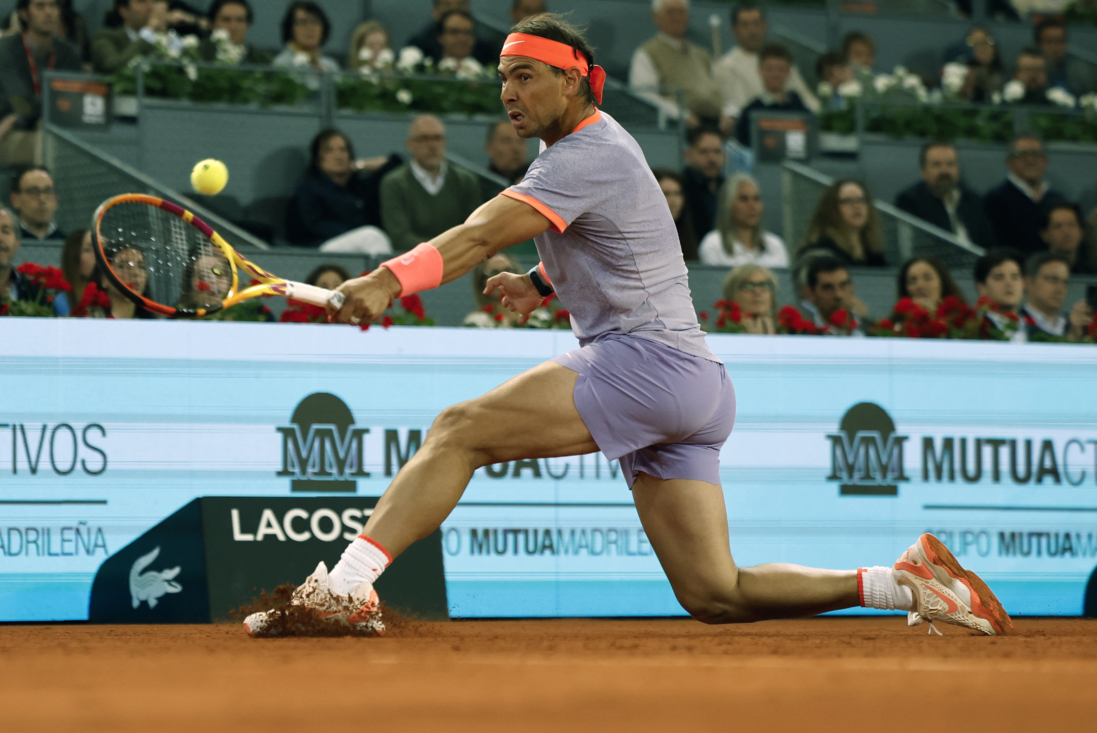 epa11304927 Rafael Nadal of Spain in action against Alex de Minaur of Australia during their second round tennis match at the Madrid Open tennis tournament, Madrid, Spain, 27 April 2024.  EPA-EFE/SERGIO PEREZ