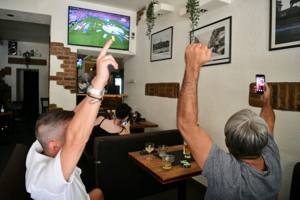 Beograd 20.06.2024. Atmosfera u kafani, kafiću pred početak utakmice Srbija Slovenija, fudbal, evropsko prvenstvo, Euro 2024 foto Filip Krainčanić/Nova.rs