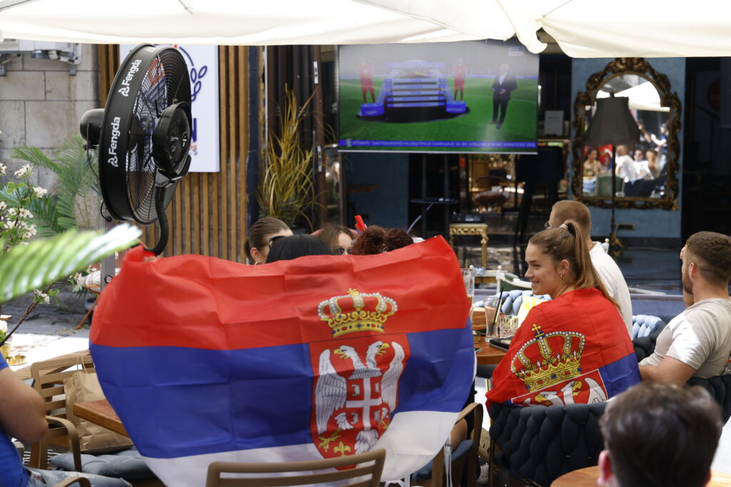 Beograd, 20. juna 2024. -  Fudbalska reprezentacija Srbije danas od 15 sati na "Alijanc areni" u Minhenu igra utakmicu drugog kola C grupe na Evropskom ampionatu protiv Slovenije. Utakmica se prati u kafiæima u Beogradu. FOTO TANJUG/ MARKO ÐOKOVIÆ/ bs