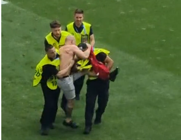 Srpski navijač i redari