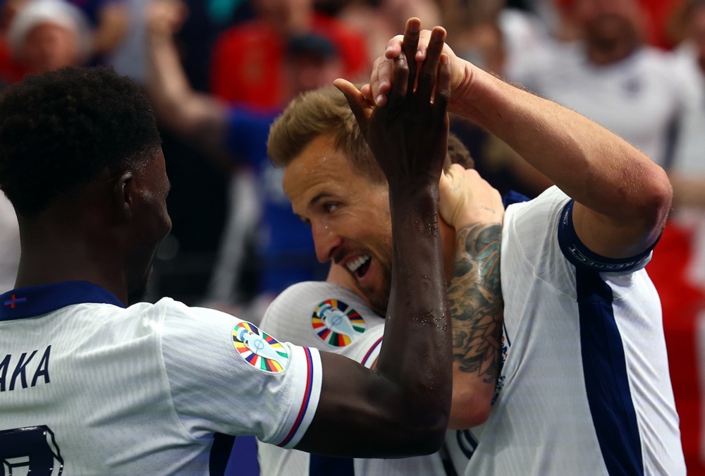 epa11425919 Harry Kane of England celebrates with teammates after scoring the 1-0 during the UEFA EURO 2024 group C match between Denmark and England, in Frankfurt Main, Germany, 20 June 2024.  EPA-EFE/FILIP SINGER