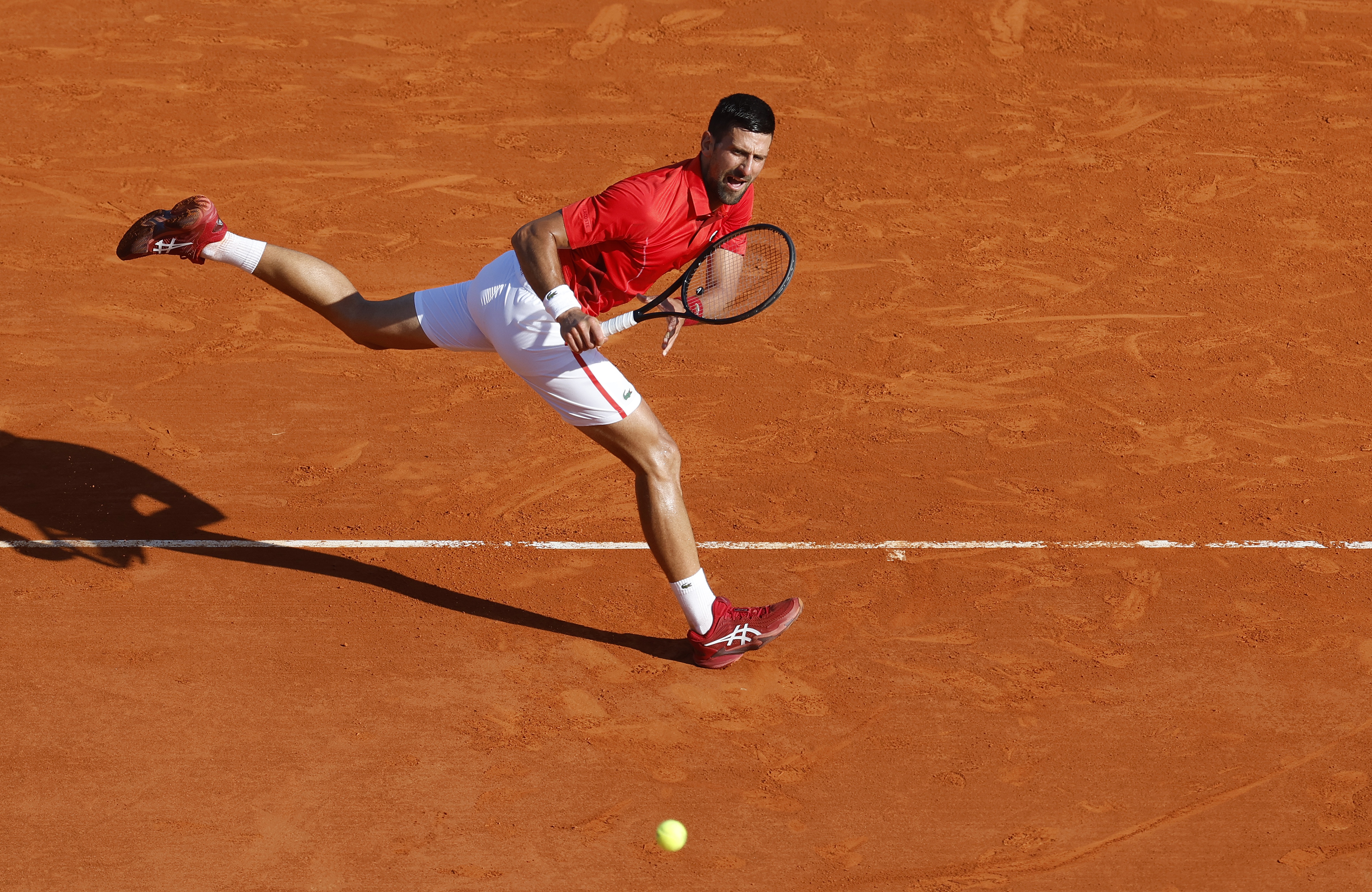 epa11276662 Novak Djokovic of Serbia in action during his semi final match against Casper Ruud of Norway at the ATP Monte Carlo Masters tennis tournament in Roquebrune Cap Martin, France, 13 April 2024.  EPA-EFE/SEBASTIEN NOGIER