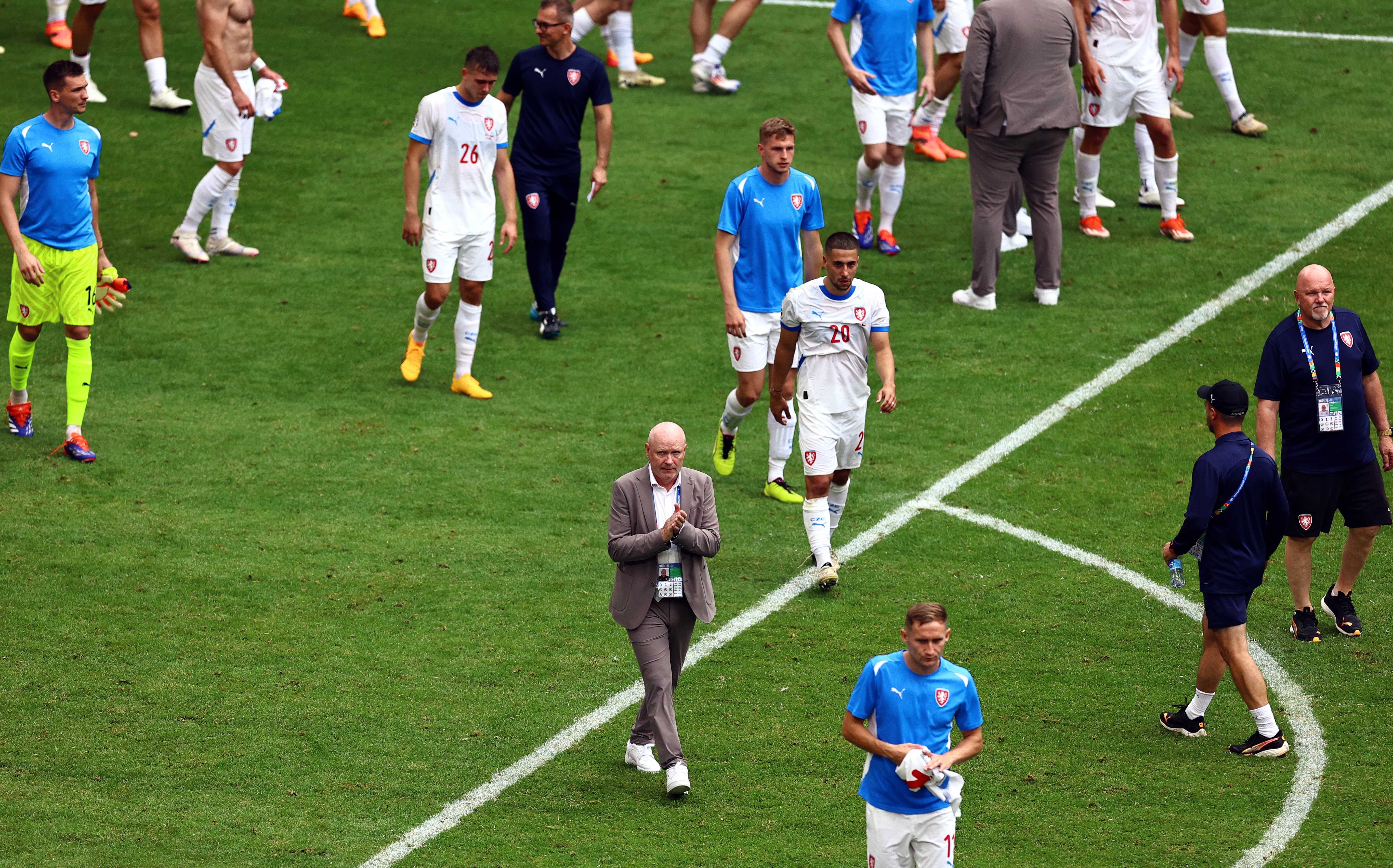 epa11430516 Head coach Ivan Hasek of the Czech Republic (front-C) and his team react after the UEFA EURO 2024 group F soccer match between Georgia and Czech Republic, in Hamburg, Germany, 22 June 2024.  EPA-EFE/FILIP SINGER