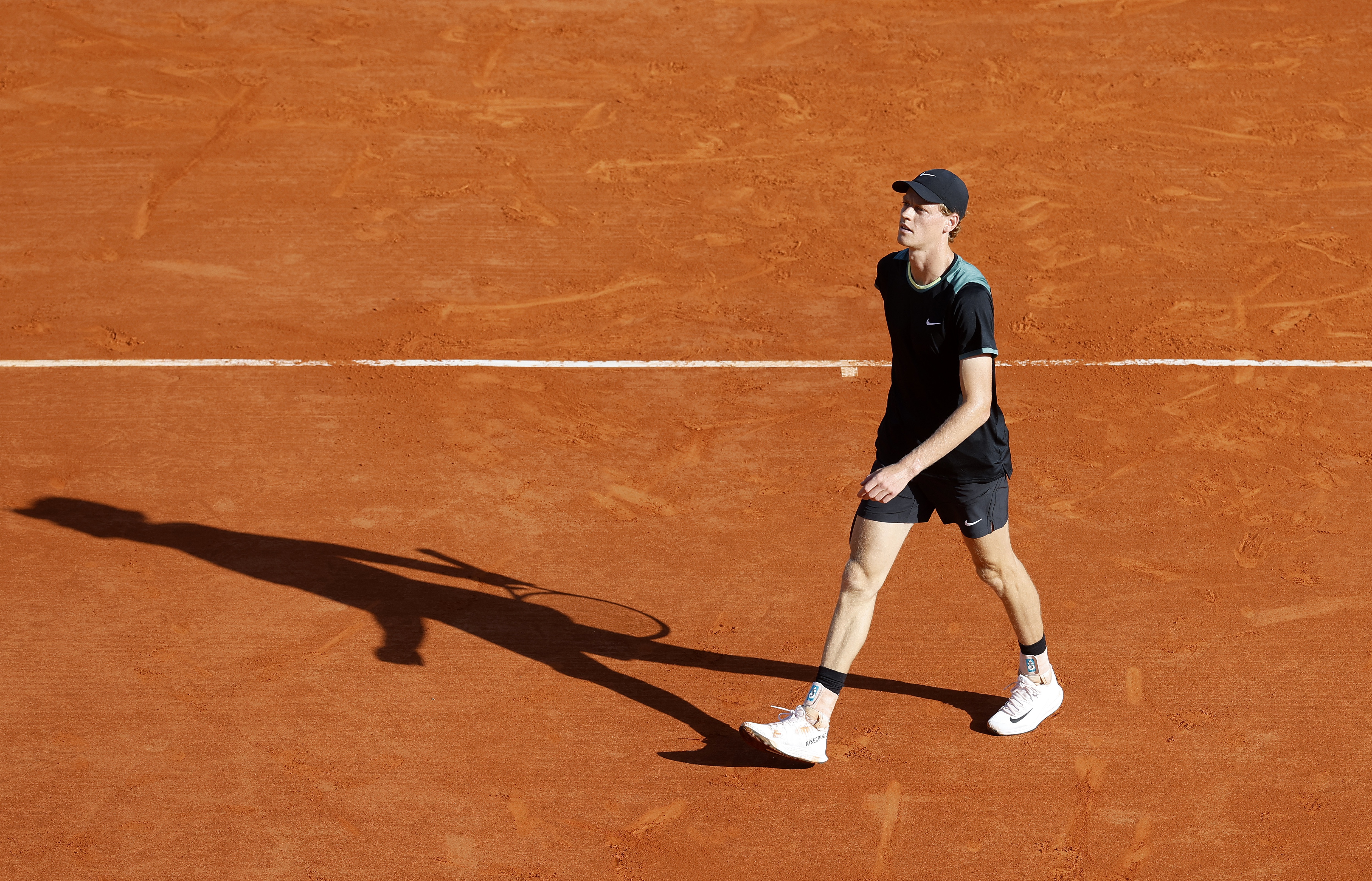 epa11272904 Jannik Sinner of Italy during his Round of 16 match against Jan-Lennard Struff of Germany at the ATP Monte Carlo Masters tennis tournament in Roquebrune Cap Martin, France, 11 April 2024.  EPA-EFE/SEBASTIEN NOGIER