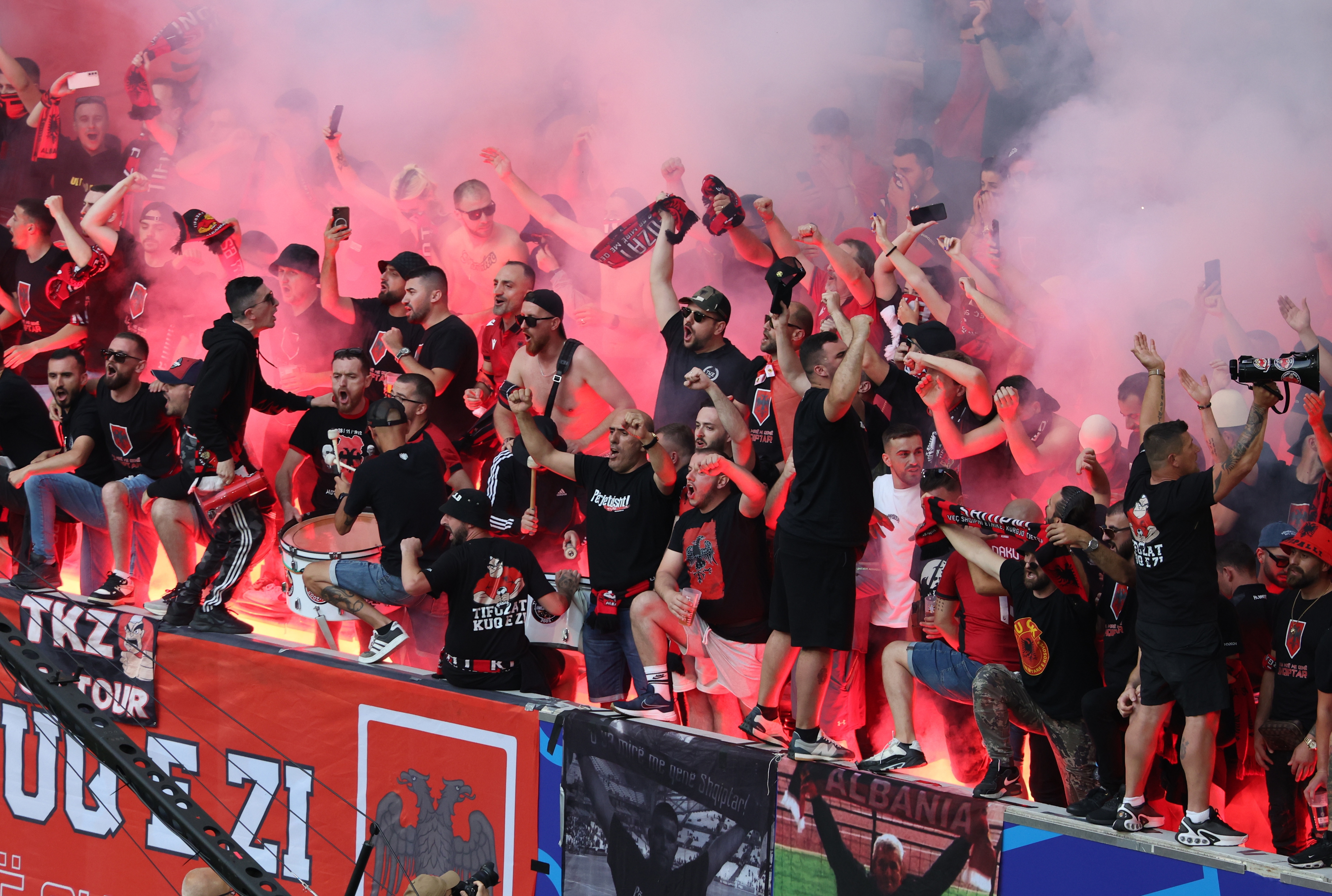 epa11435007 Supporters of Albania light flares before the UEFA EURO 2024 group B soccer match between Albania and Spain, in Dusseldorf, Germany, 24 June 2024.  EPA-EFE/GEORGI LICOVSKI